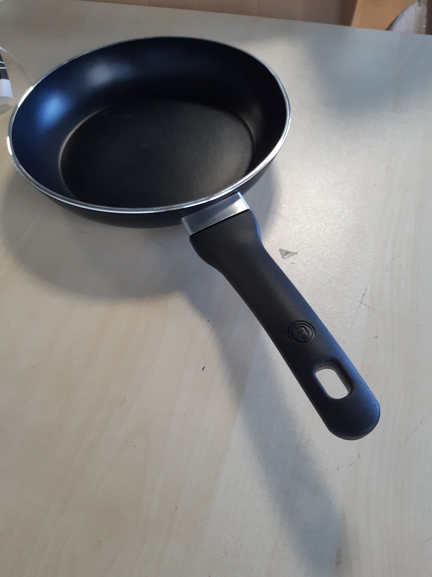 214280 - MASTERCHEF Tigan Jo-Ngjitës 24 cm për sobë me induksion, soba me gaz, soba halogjene dhe qeramike, rezistent ndaj gërvishtjeve, i përshtatshëm për lavastovilje