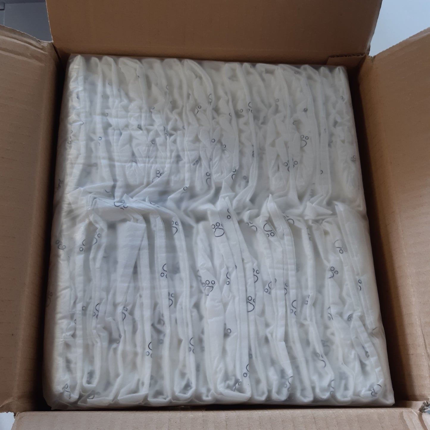 218683 - AMAZON BASICS Pelena për qen meshkuj, të vegjël (paketë me 30 copë), të bardha, të disponueshme