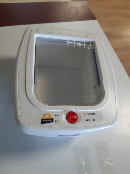 221017 - FERPLAST Derë për mace e kontrolluar me mikroçip, Hyrje dhe dalje e kontrolluar me 4 drejtime, Madhësi mesatare, e bardhë
