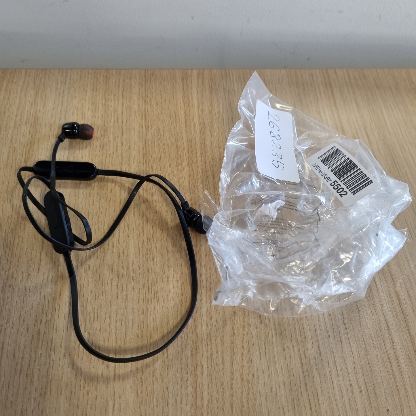 268235 - JBL Tune 125 BT - E zezë, 35*100*160mm