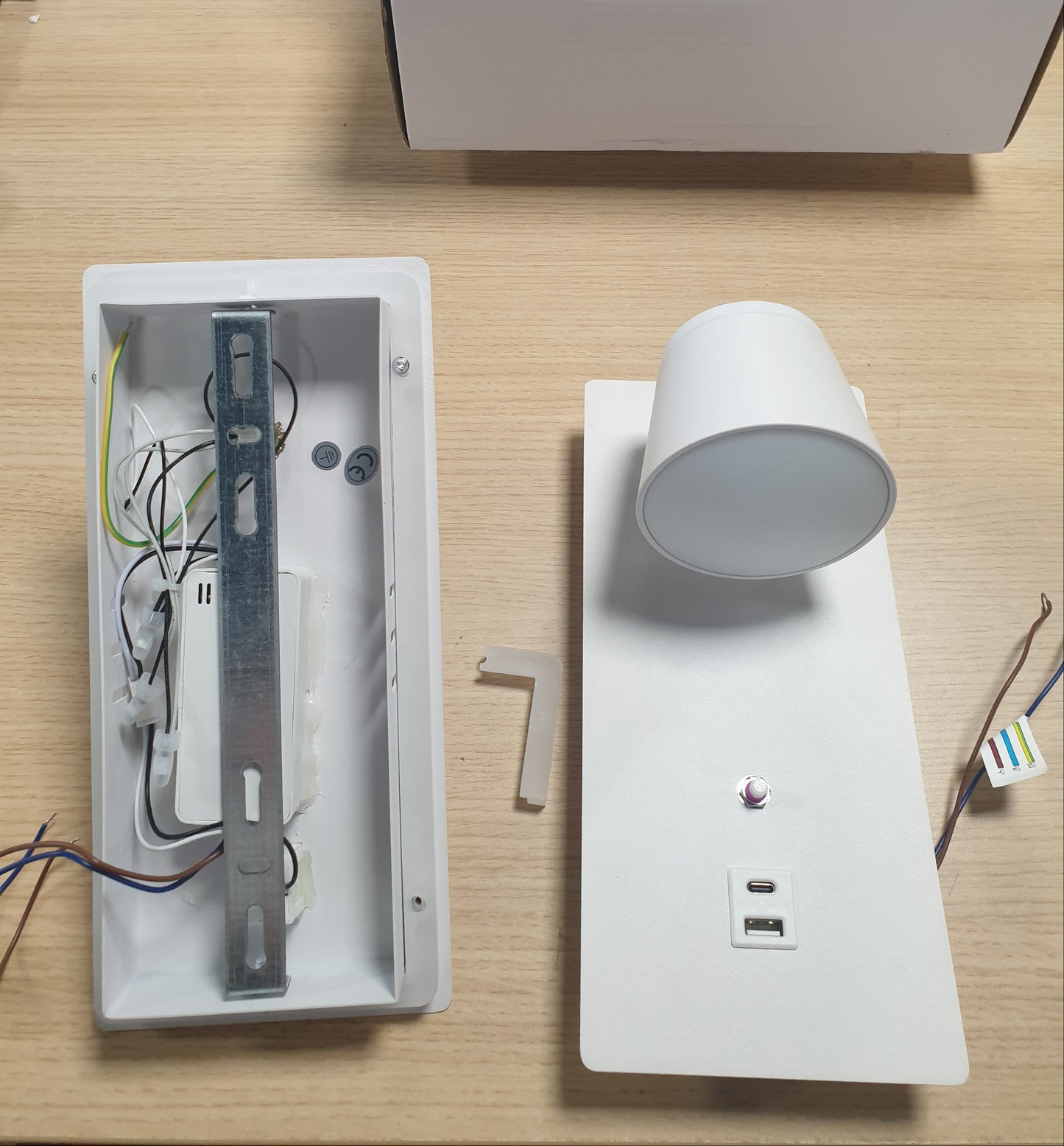 167401 - SYTMHOE - Drita Muri me 2 Ndriçues, me Rregullim Ngjyre, Materiale të bardha, për përdorim të Brenshëm, me Portë Karikimi USB Type-C, 3000K, Përshtatshme për Dhomë Ndenjeje, Dhomë Gjumi dhe Hotel, Llambë Muri për Komodinë me Ndërprerës