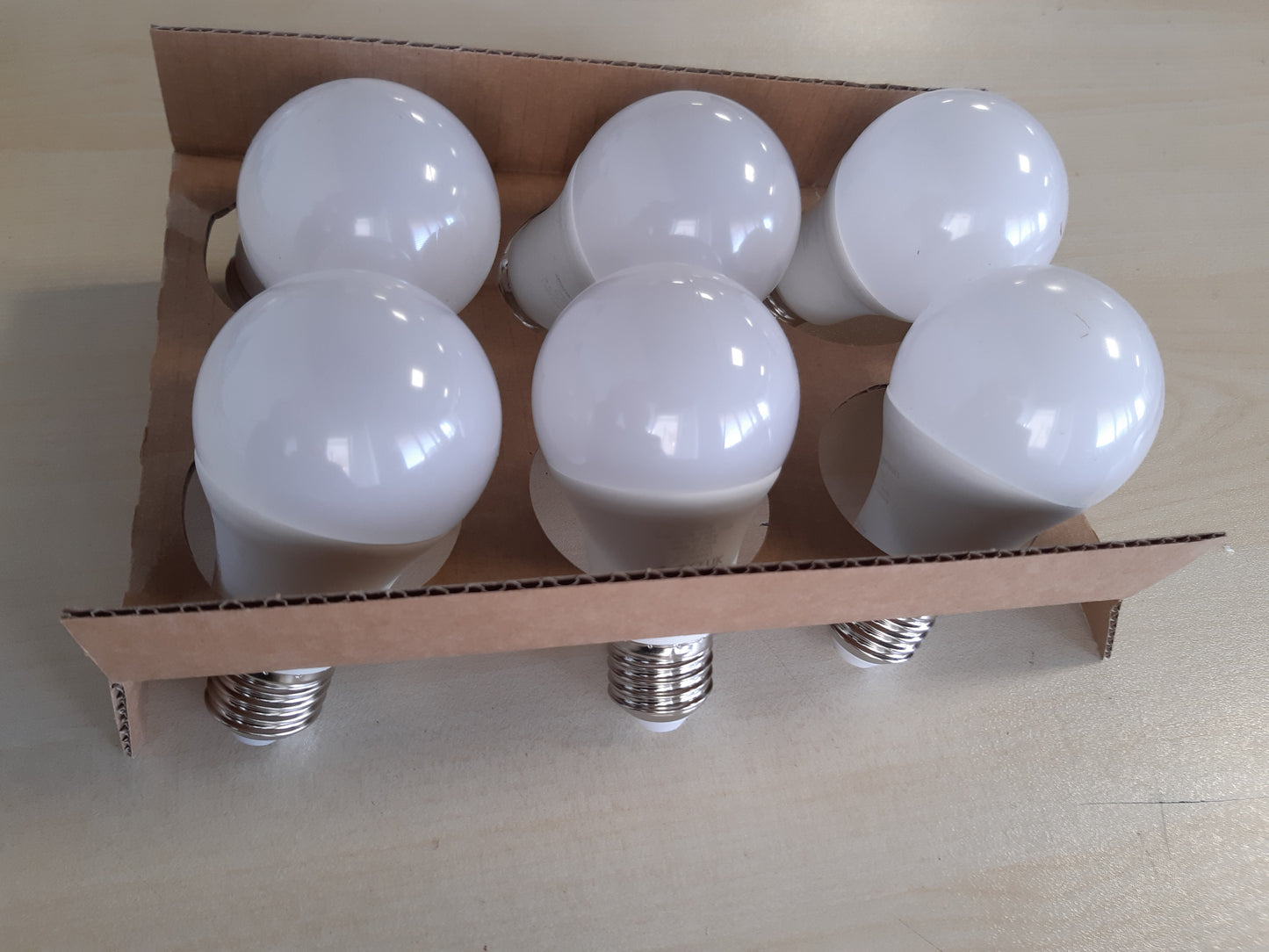 240968 - AMAZON BASICS Llambë LED E27, 8.5W (zëvendëson 60W), e bardhë e ngrohtë, me errësim - 6 copë (1 pako)