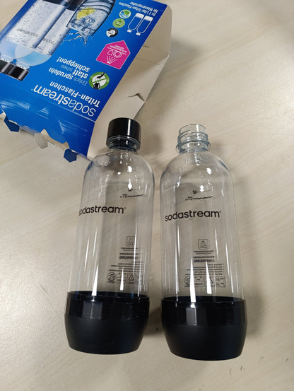 188099 - SODASTREAM Duopack me 2 Shishe Zëvendësuese Tritan 1L, e Përshtatshme për Pajisje të Ujit të Gazuar, Materiali PET, Me Kapak me Vidë, Ngjyra e Zezë