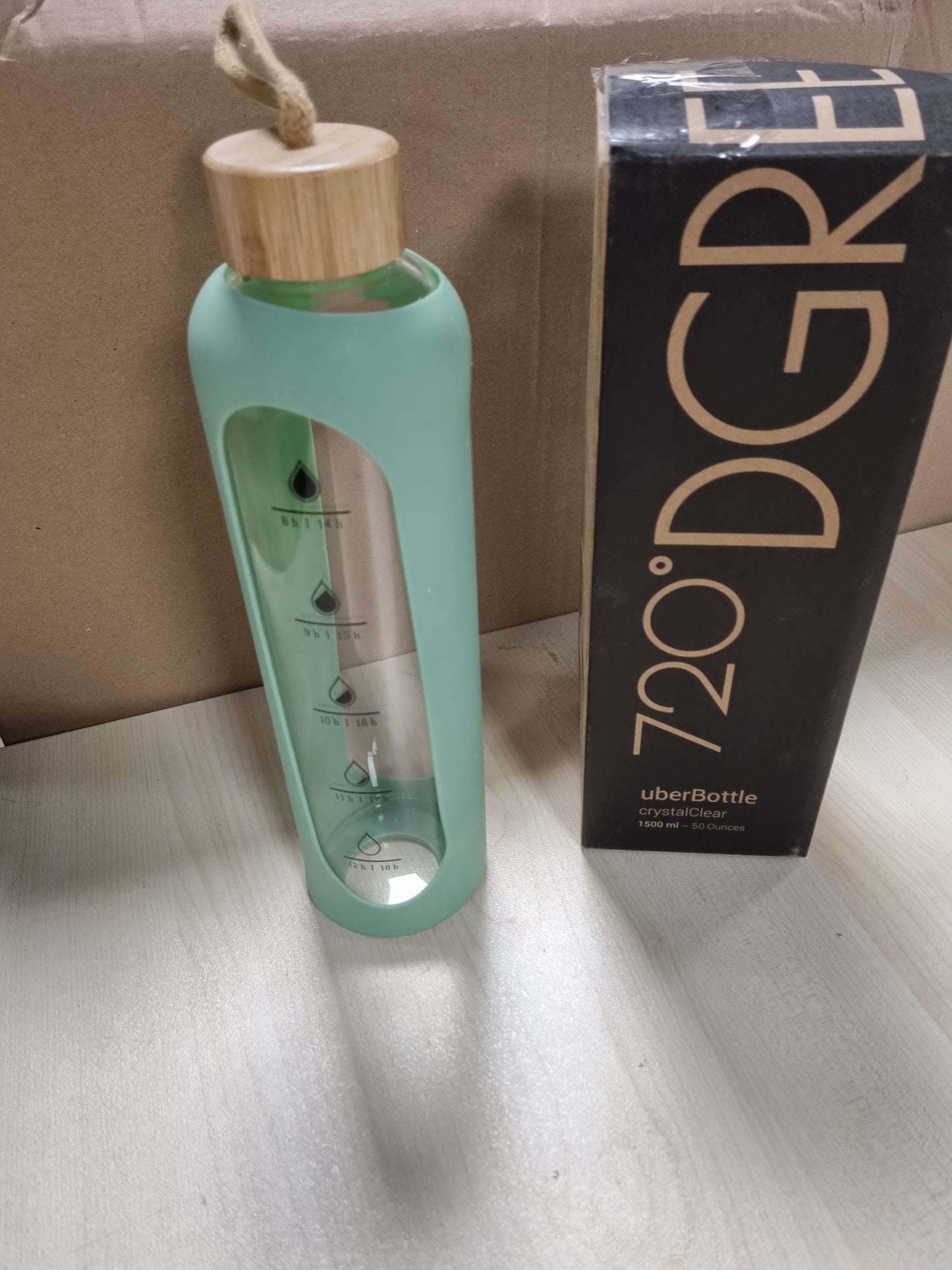 219434 - SHISHE UJI MORITZ & MORITZ 1000ml, e papërshkueshme nga rrjedhjet, me mbështjellës silikoni mbrojtës, kapak bambuje
