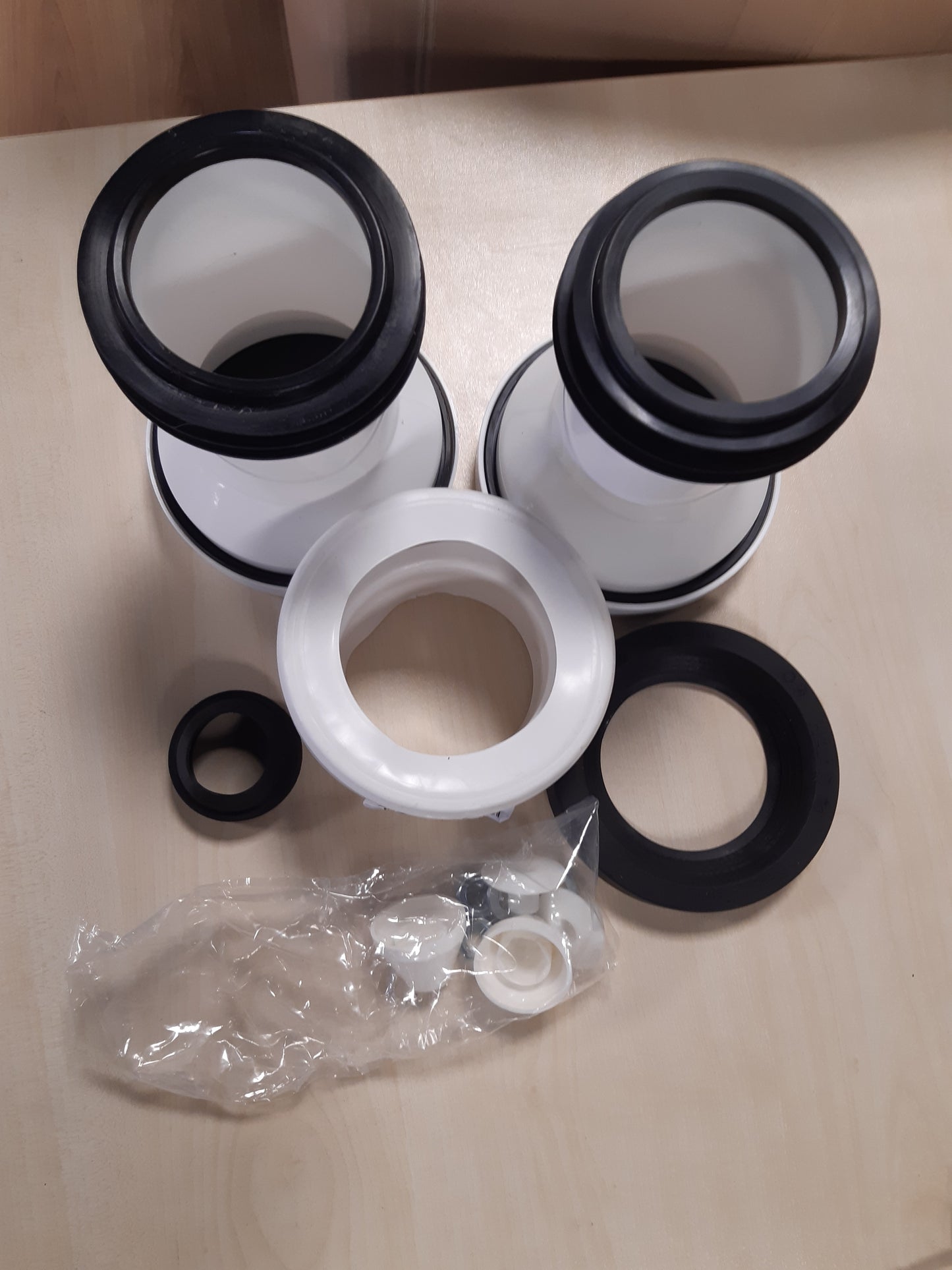 165212 - WIRQUIN, RA372, Prizë Muri për WC me Diameter 110 mm, Pozicioni Djathtas