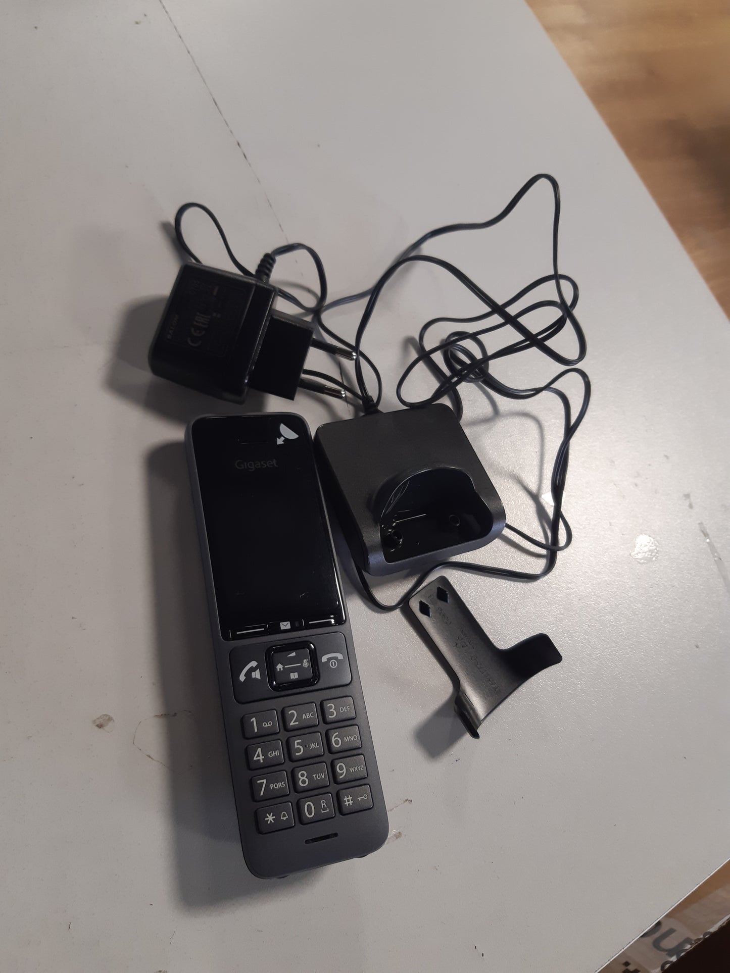 267913 - GIGASET COMFORT 520HX – Telefon DECT me bazë karikimi – Telefon pa tel për ruter dhe bazë DECT, ngjyrë titaniumi e zezë [I pajtueshëm në Gjermani, Itali, Francë, Holandë, Belgjikë, Çeqi, Aut] [Baza nuk përfshihet]