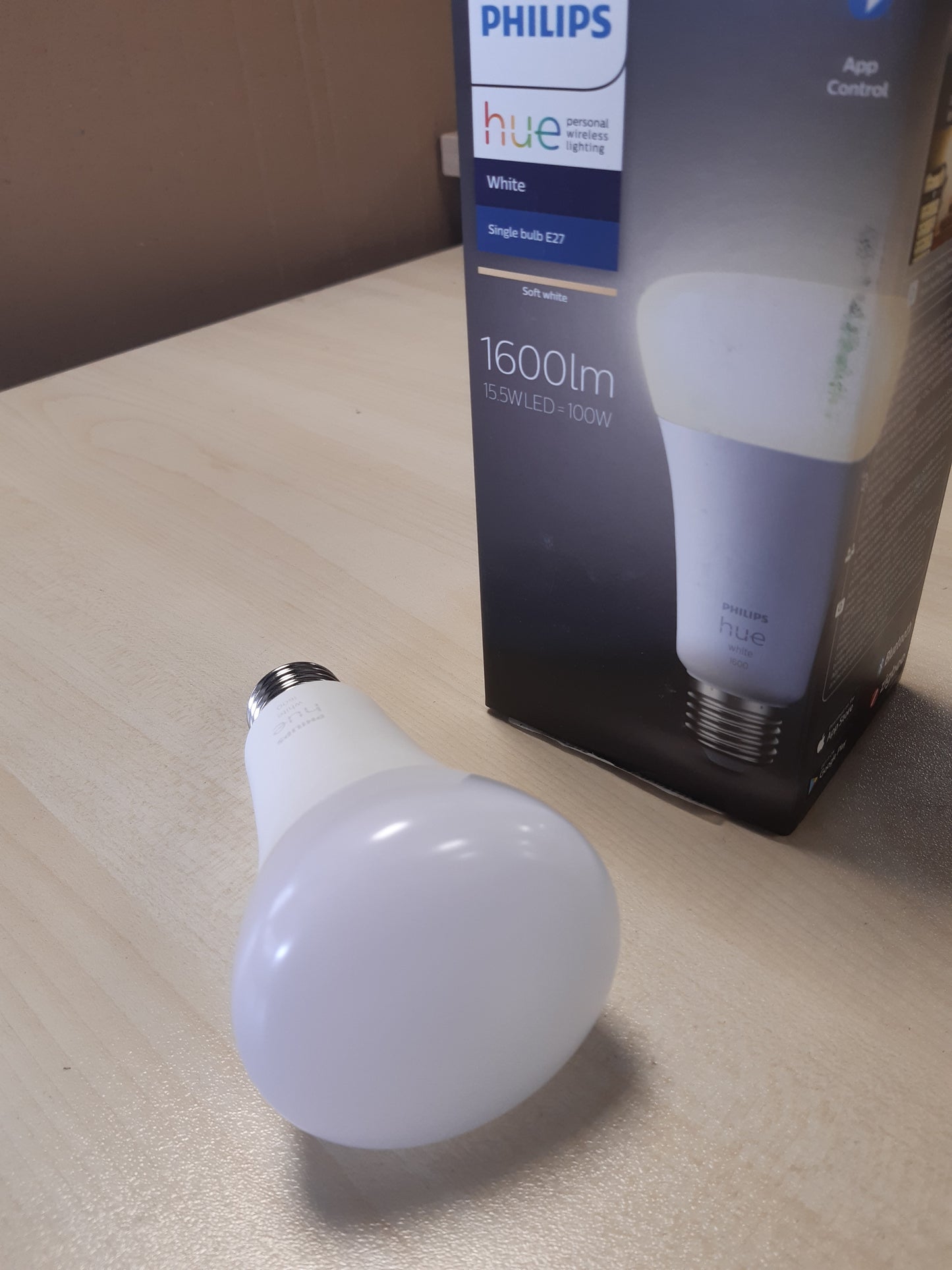 261182 - PHILIPS HUE White E27, 1600lm, dritë e bardhë e ngrohtë, e errësueshme, kontroll nëpërmjet aplikacionit, e pajtueshme me Amazon Alexa