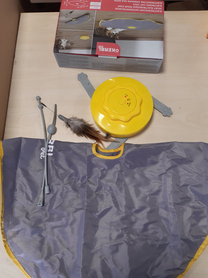 256978 - KERBL PET Lodër për mace 2-në-1 Kap Bishtin, Pupla, Mustaqe Puplash, e Verdhë, Gri, 70 x 53 x 5 cm, Najlon