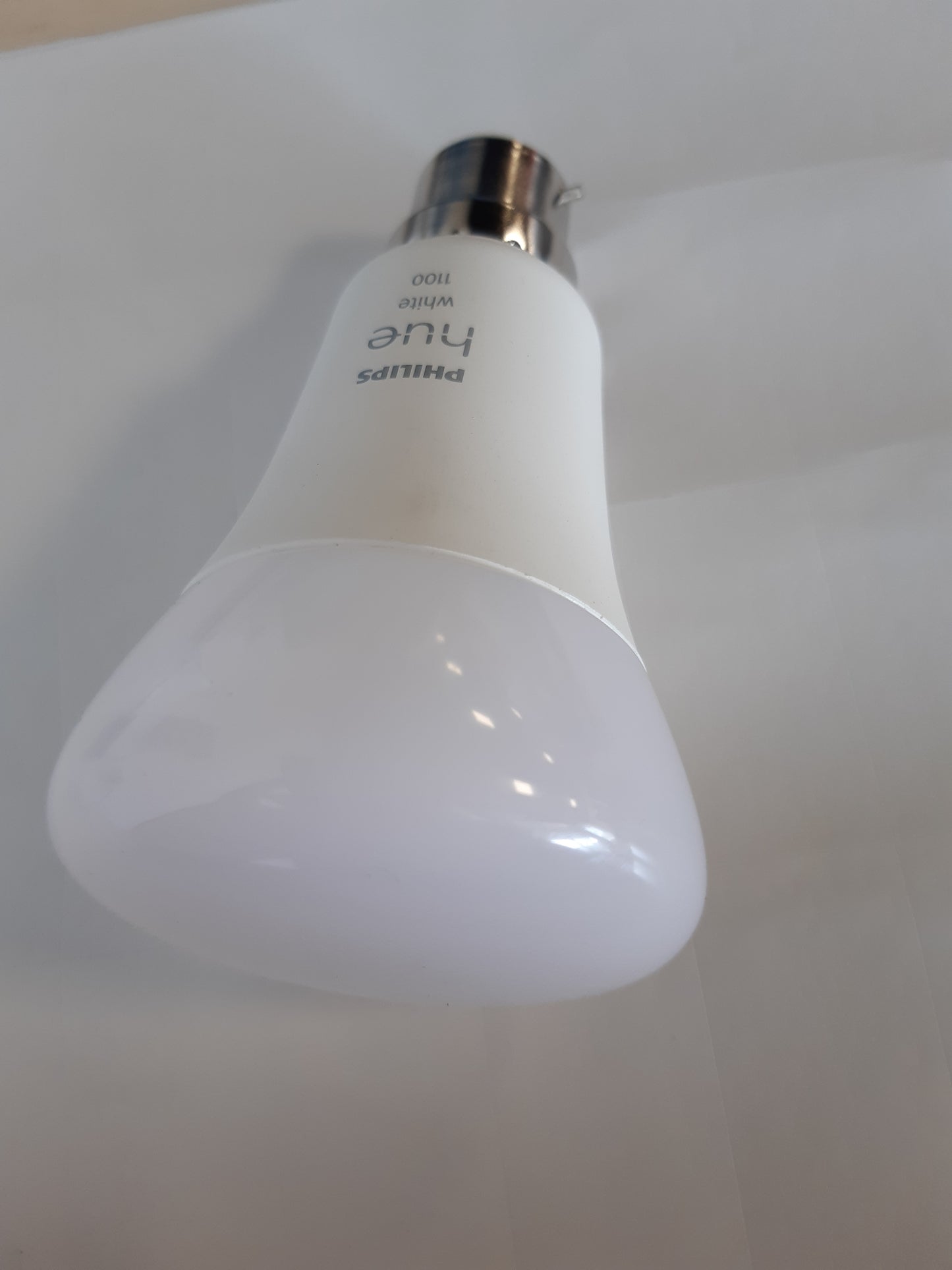 261814 - PHILIPS HUE WHITE, llambë LED inteligjente B22, ekuivalente me 75 W, e pajtueshme me Bluetooth