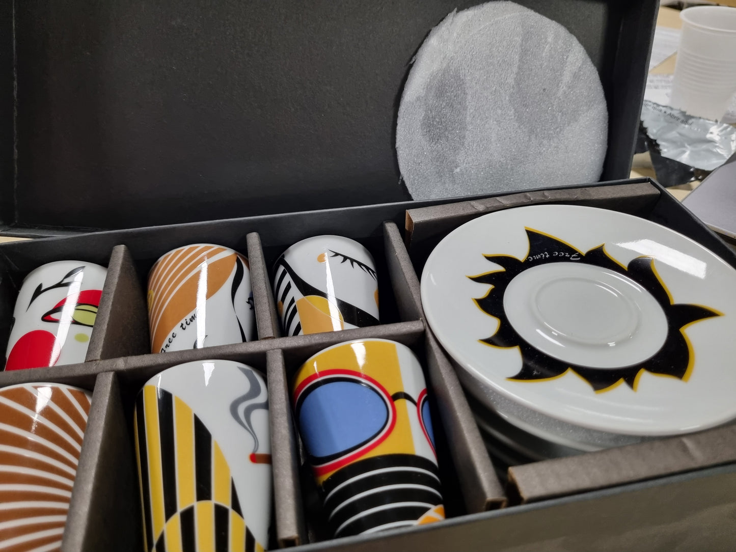217985 - ZELLER Set filxhanësh për espresso, 12 copë, porcelan, dizajn me fytyra, i bardhë