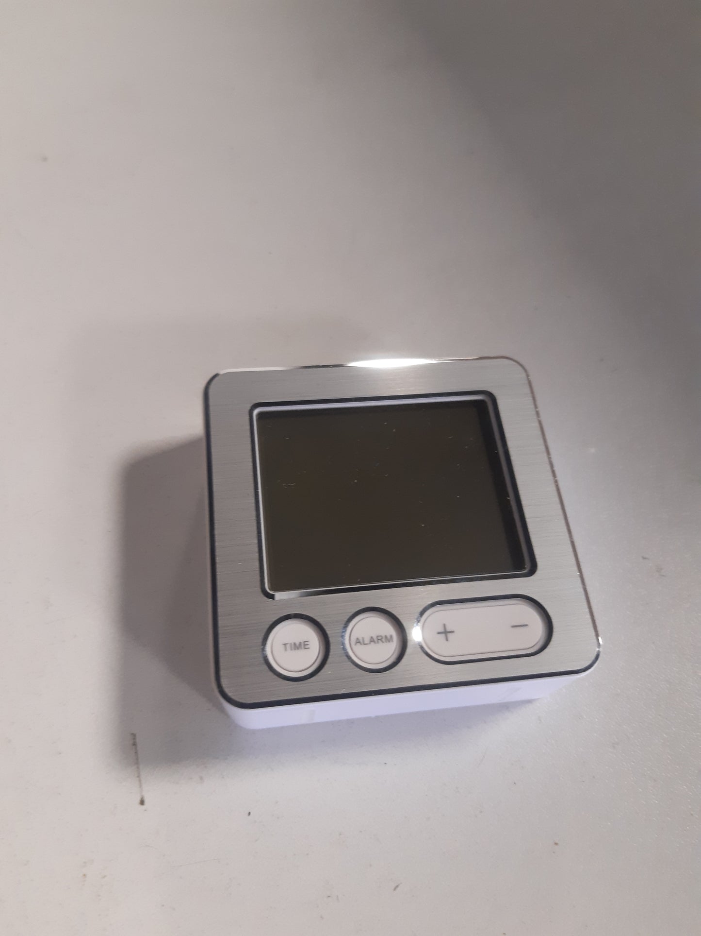 224316 - TFA DOSTMANN 60.2545.54 - Orë alarmi me radio dixhitale, plastikë, e bardhë/argjendtë, Gjatësi 66 x Gjerësi 22 x Lartësi 68 mm