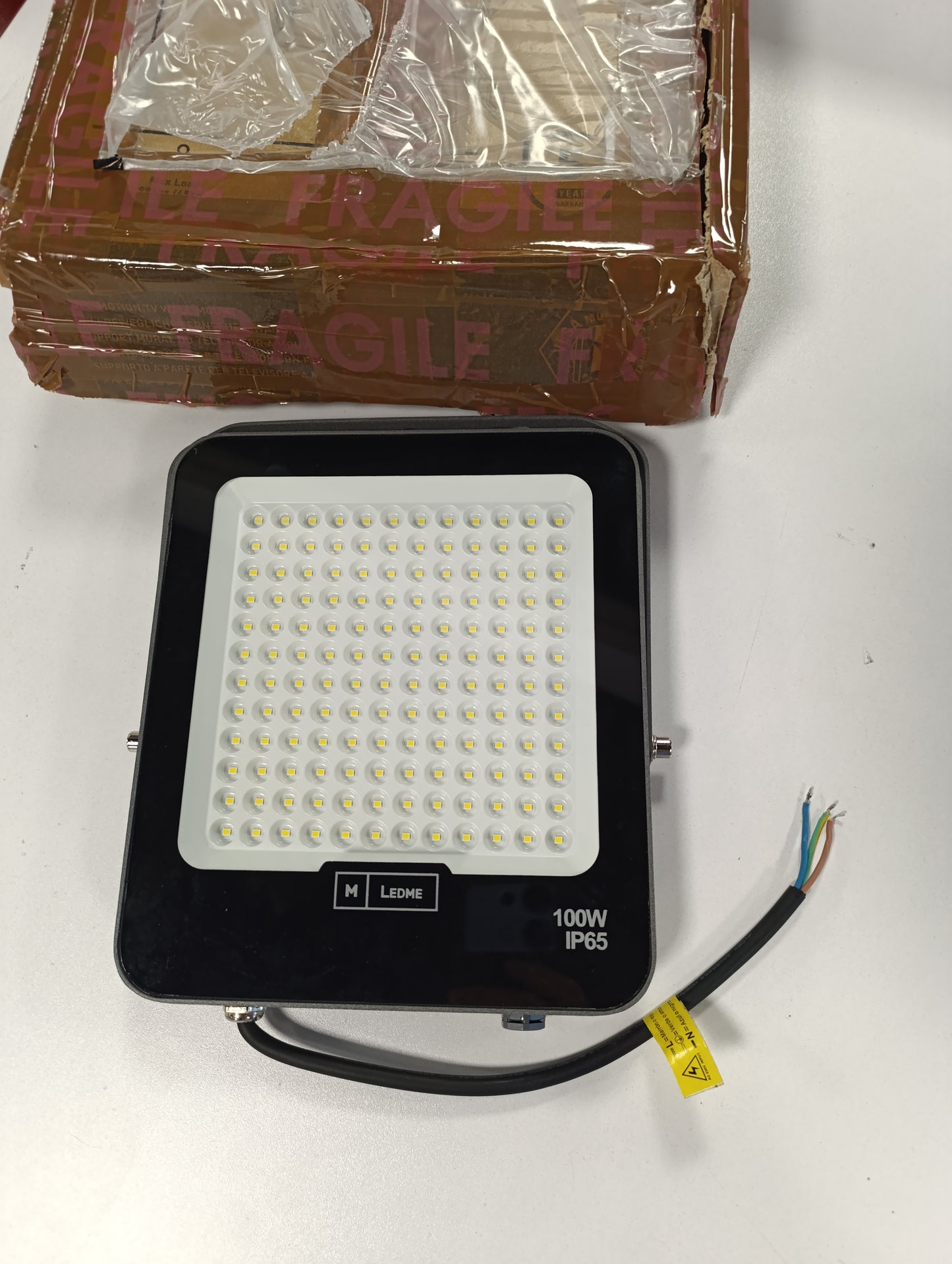 187770 - DRITE M LEDME - Napoli Plus 100W LED Dritë, 12,000 Lumen, IP65, Ngjyrë e Ftohtë 6000K, Për Ndriçim të Jashtëm (Kopshte, Oborre, Parkingje, Hotele, Anije), Modeli LM6810
