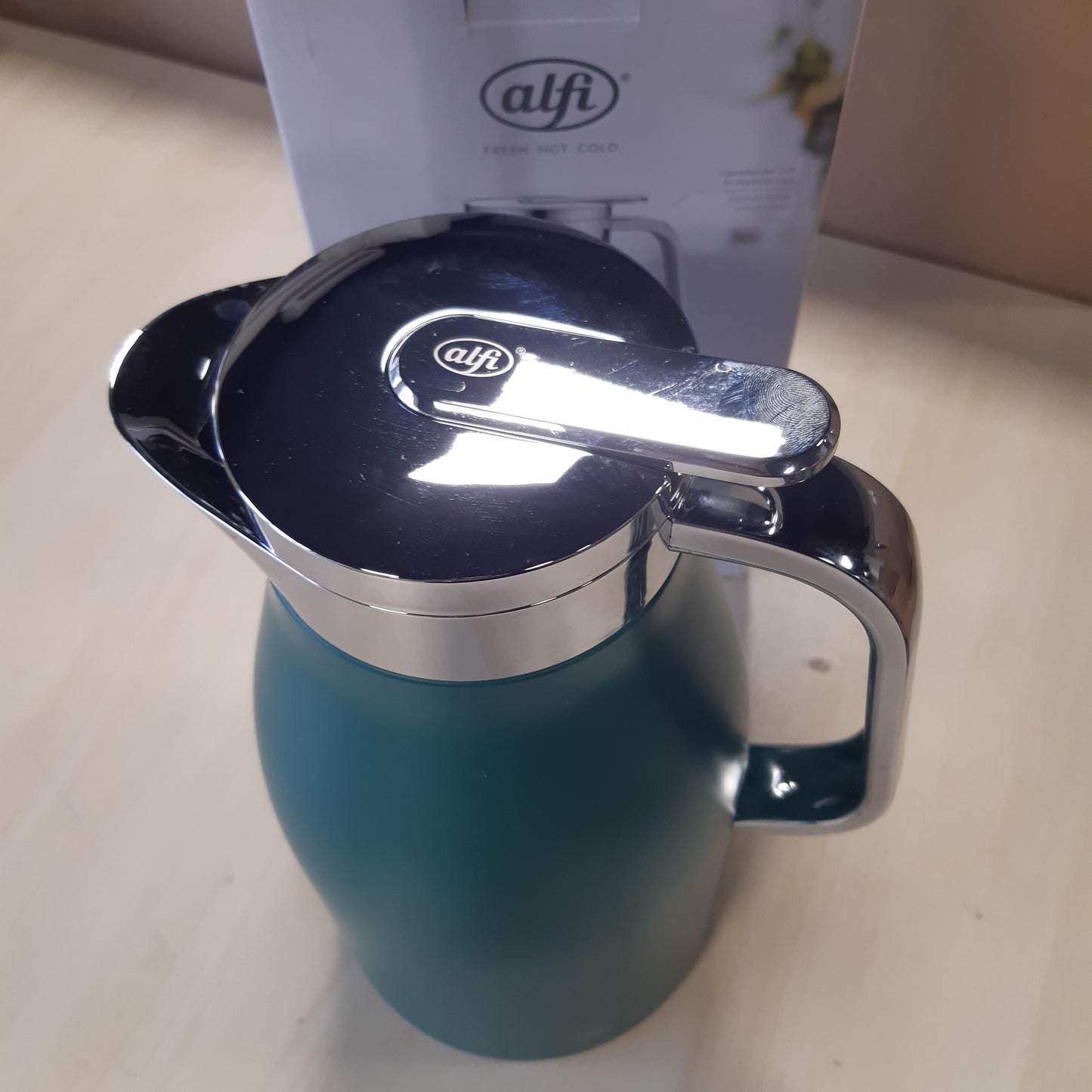 260414 - ALFI Shishe Vakumi 1.0l, Çelik Inox, Mbulesë Qelqi Higjienike, Kapak me Rrotullim, Buton Shtypjeje, Dorezë Ergonomike, Pa BPA