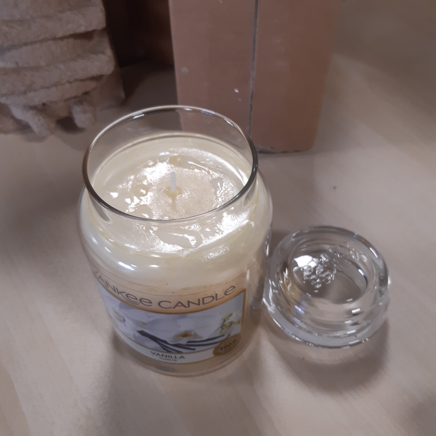 251230 - Yankee Candle Qiri aromatik në gotë (i madh) - Vanilje, Kohëzgjatje djegieje deri në 150 orë
