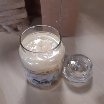 251230 - Yankee Candle Qiri aromatik në gotë (i madh) - Vanilje, Kohëzgjatje djegieje deri në 150 orë