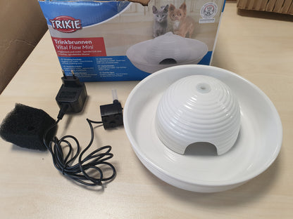 221831 - TRIXIE Dispensues Elektronik Uji "Shatërvan i Vogël për Pije Vital Flow", Qeramik, Kapacitet 0.8 L, Ø 24 × 10 cm, I Bardhë