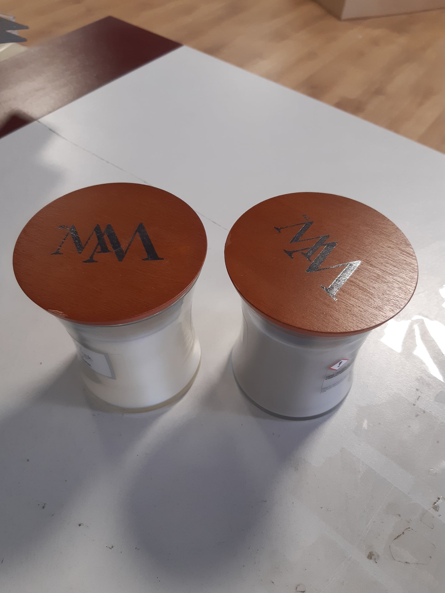195389 - WOODWICK Set Dhurate me Qirinj Aromatikë Fireside & Linen në Gotë Rëre, me Fitila Kërcitëse, Kohë Djegie deri në 60 Orë Secili, Paketim Dhurate