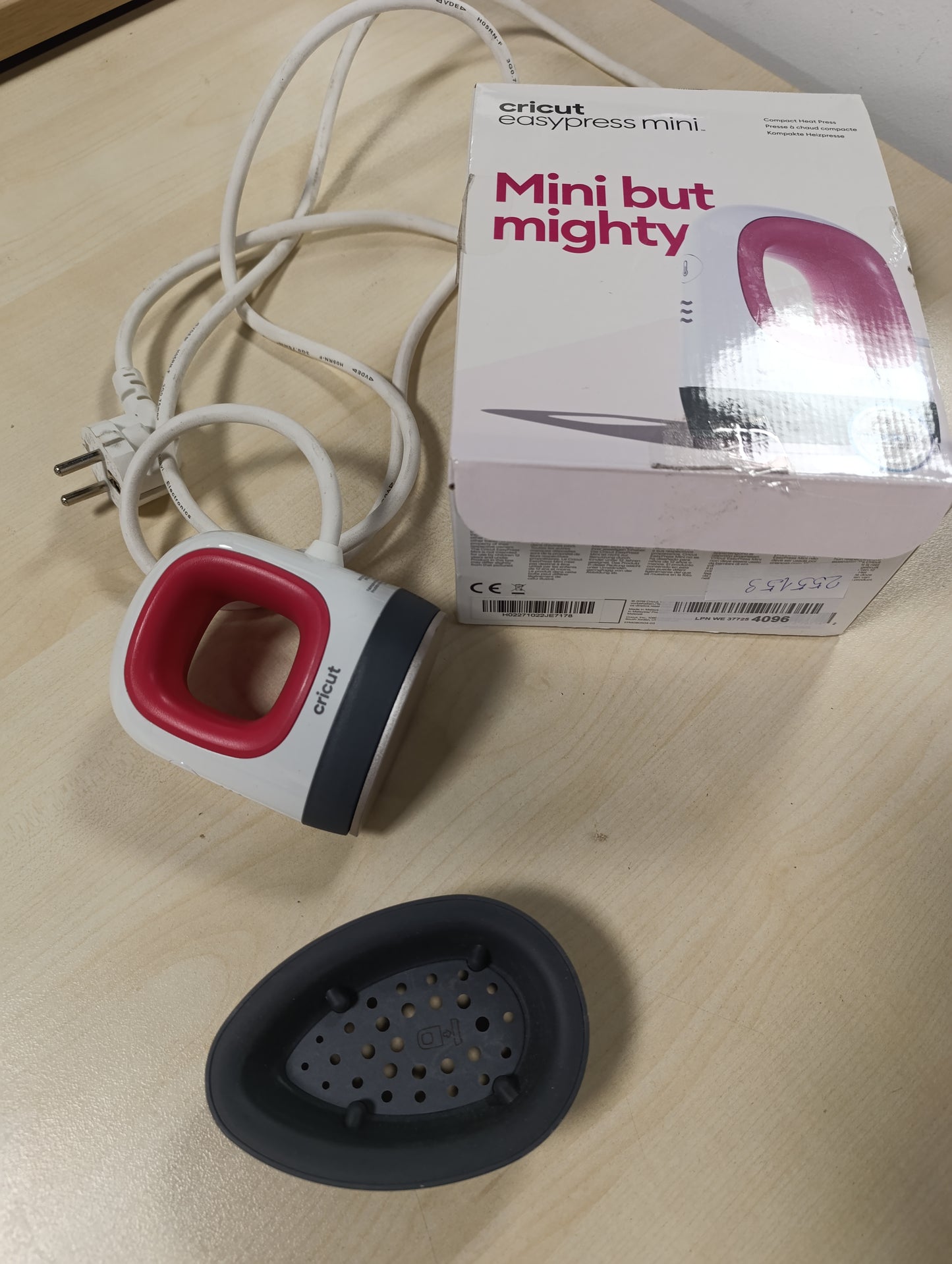255153 - CRICUT | EasyPress Mini | Shtypëse kompakte me nxehtësi për vinil me transferim të nxehtësisë (HTV), bojë të shkrirë dhe produkte sublimimi | Mjedër