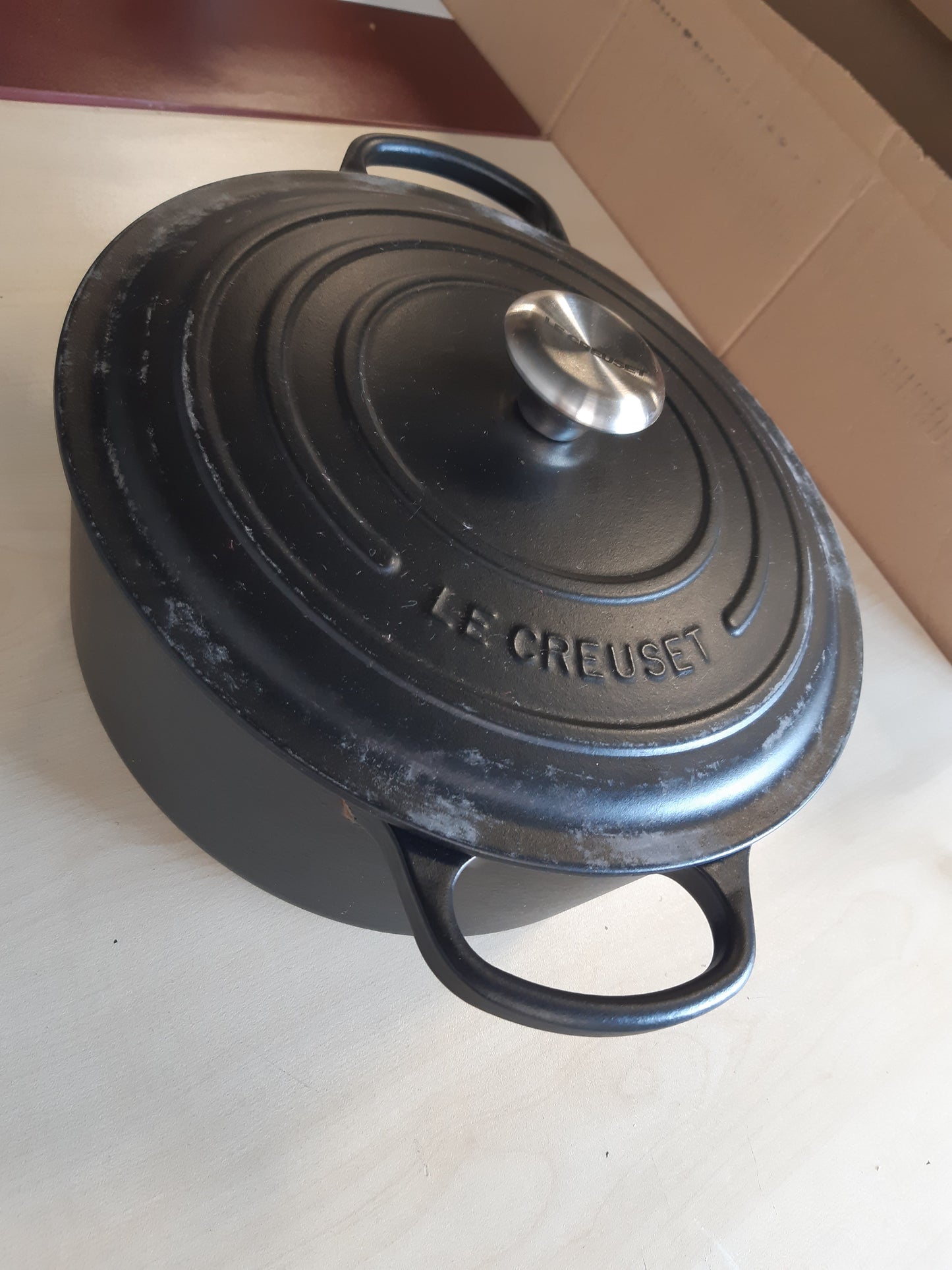 195004 - LE CREUSET Tavë e RRUMBULLAKËT Signature prej Gize me Kapak, Madhësi: Ø 28cm, Përshtatshme për Sobat dhe Induksionin, Kapaciteti: 6.7L, Pesha: 6.125kg, Ngjyra: e Zezë, Modeli: 21177280000430