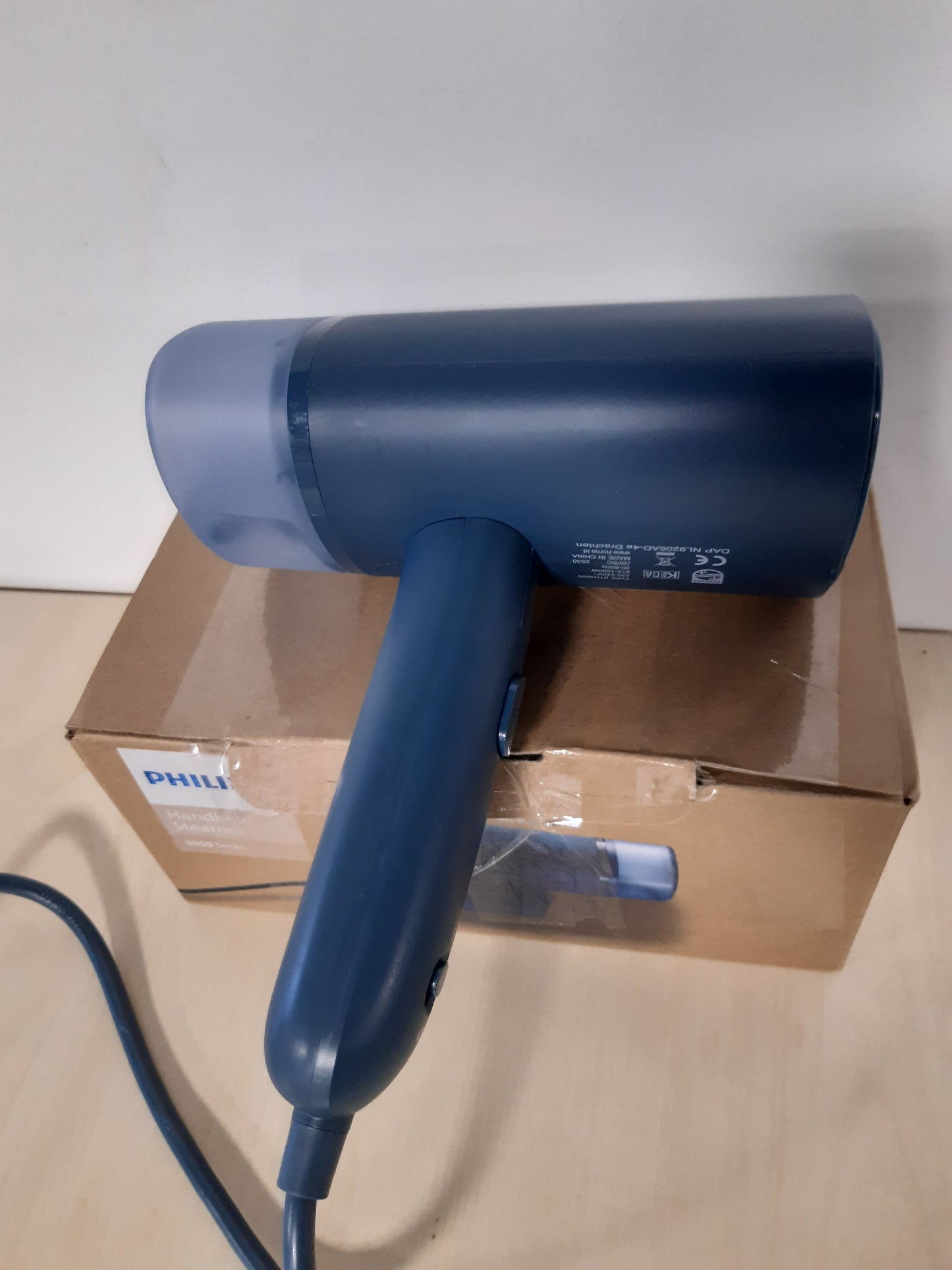 166821 - PHILIPS Avullues dore për veshje, Seria 3000, 1000W, prodhim avulli 20g/min, kapacitet depozite uji 100ml, pllakë plastike, ngjyrë blu (STH3000/20)