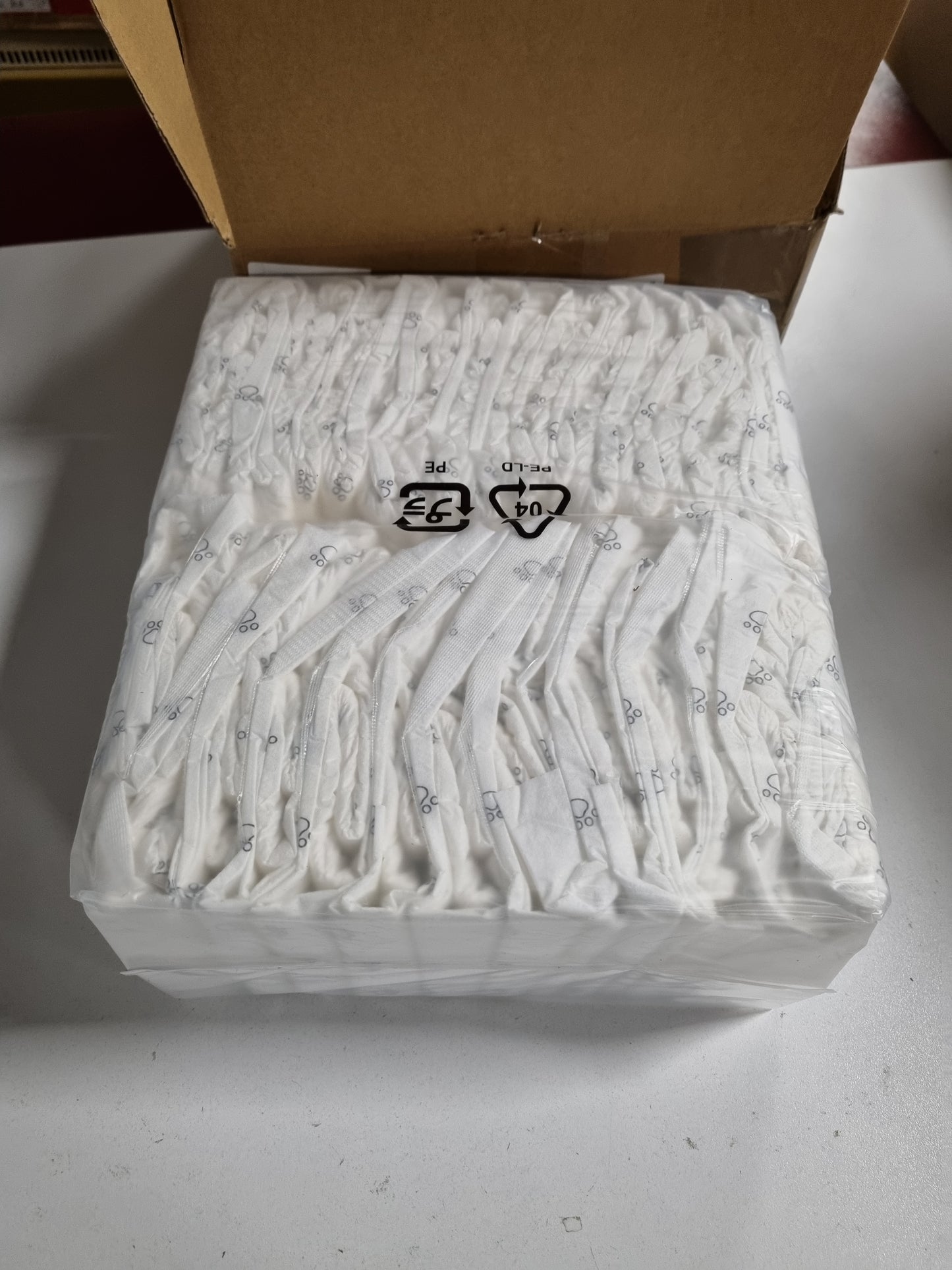 256081 - Amazon Basics - Pelena të disponueshme për qen meshkuj, të mëdha, pako me 30 copë, të bardha