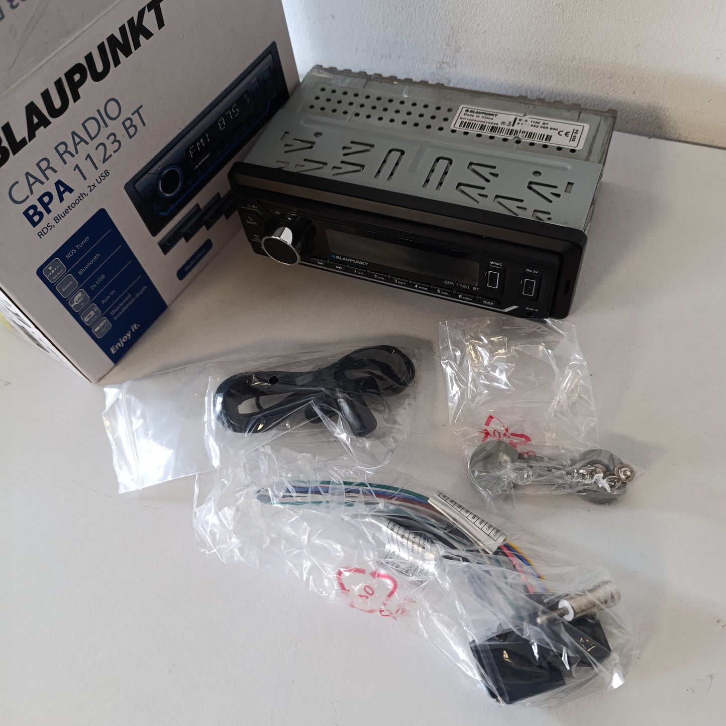 266336 - BLAUPUNKT Radio makine BPA 1123 BT - 1-DIN, Bluetooth, USB, hyrje Aux, dalje Sub, 4x50 vat, 12V