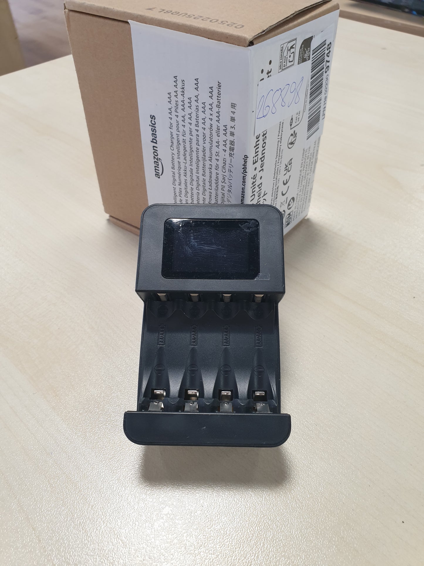 268898 - AMAZON BASICS Karikues baterie dixhital inteligjent për 4 bateri AA/AAA, i zi