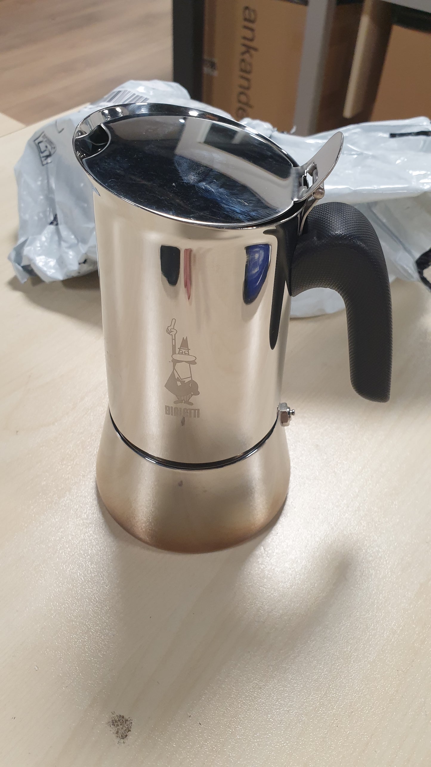 204619 - BIALETTI New Venus - Makinë Kafeje për 6 Filxhanë (235 ml), me Dorezë Kundër Djegies, e Përshtatshme për Induksion, Materiali: Çelik 18/10, Ngjyra: Argjend, Madhësia: ‎13 x 11 x 21.5 cm, Pesha: 540 gram