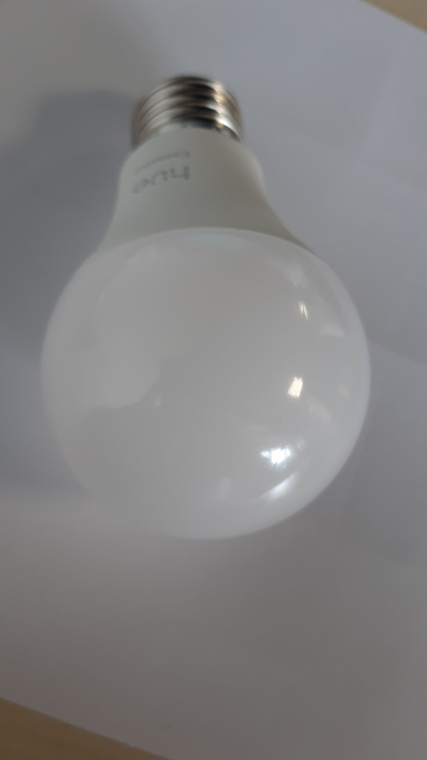 184187 - PHILIPS Llampa Smart LED Hue Essential A60, E27, 8W, 2200K-6500K, 806 lm, ngjyra e bardhë dhe e ndryshueshme, e zbehtë, e pajtueshme me Alexa, Google Assistant dhe Apple Home, 1 paketë