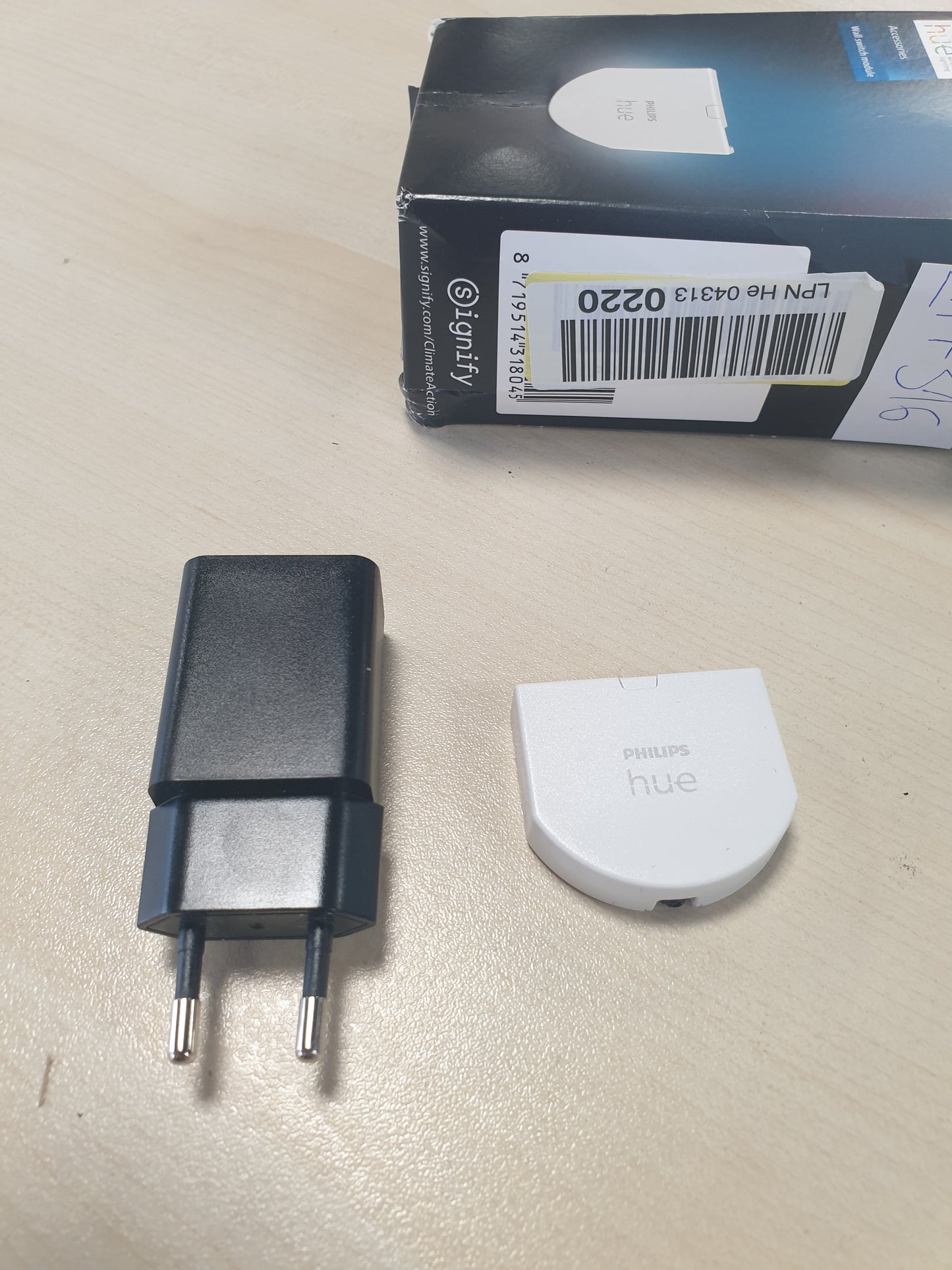 217316 - PHILIPS HUE - Modul Ndërprerësish Muri, lejon akses të vazhdueshëm në pajisjet Hue, instalohet pas ndërprerësve ekzistues të murit, i bardhë