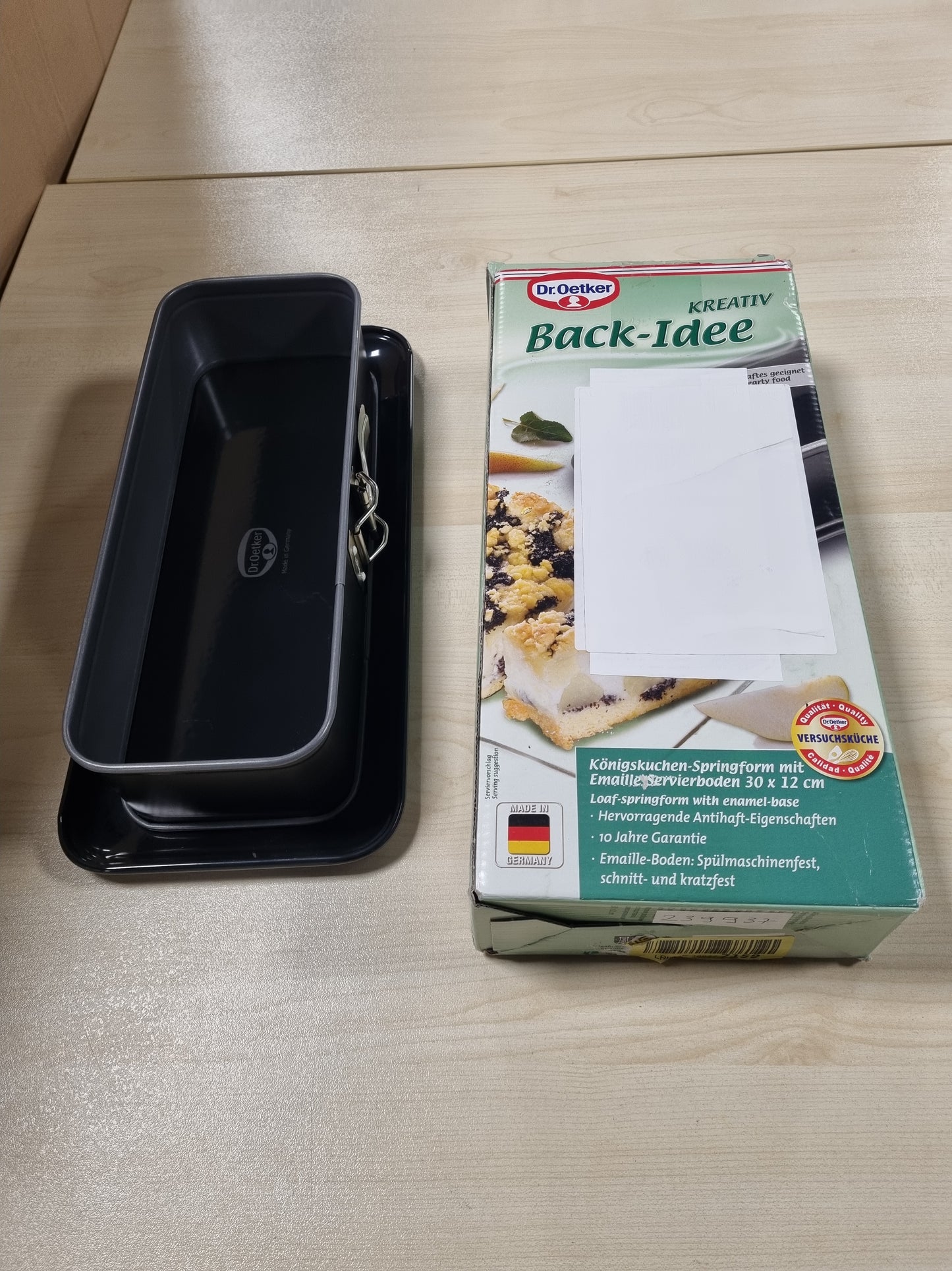 239937 - DR. OETKER Tavë drejtkëndëshe me formë pranvere, 30 cm, bazë servirjeje prej smalti, shtresë jo ngjitëse, bazë rezistente ndaj prerjeve dhe gërvishtjeve, rezistente ndaj nxehtësisë deri në 230°C, e papërshkueshme nga rrjedhjet