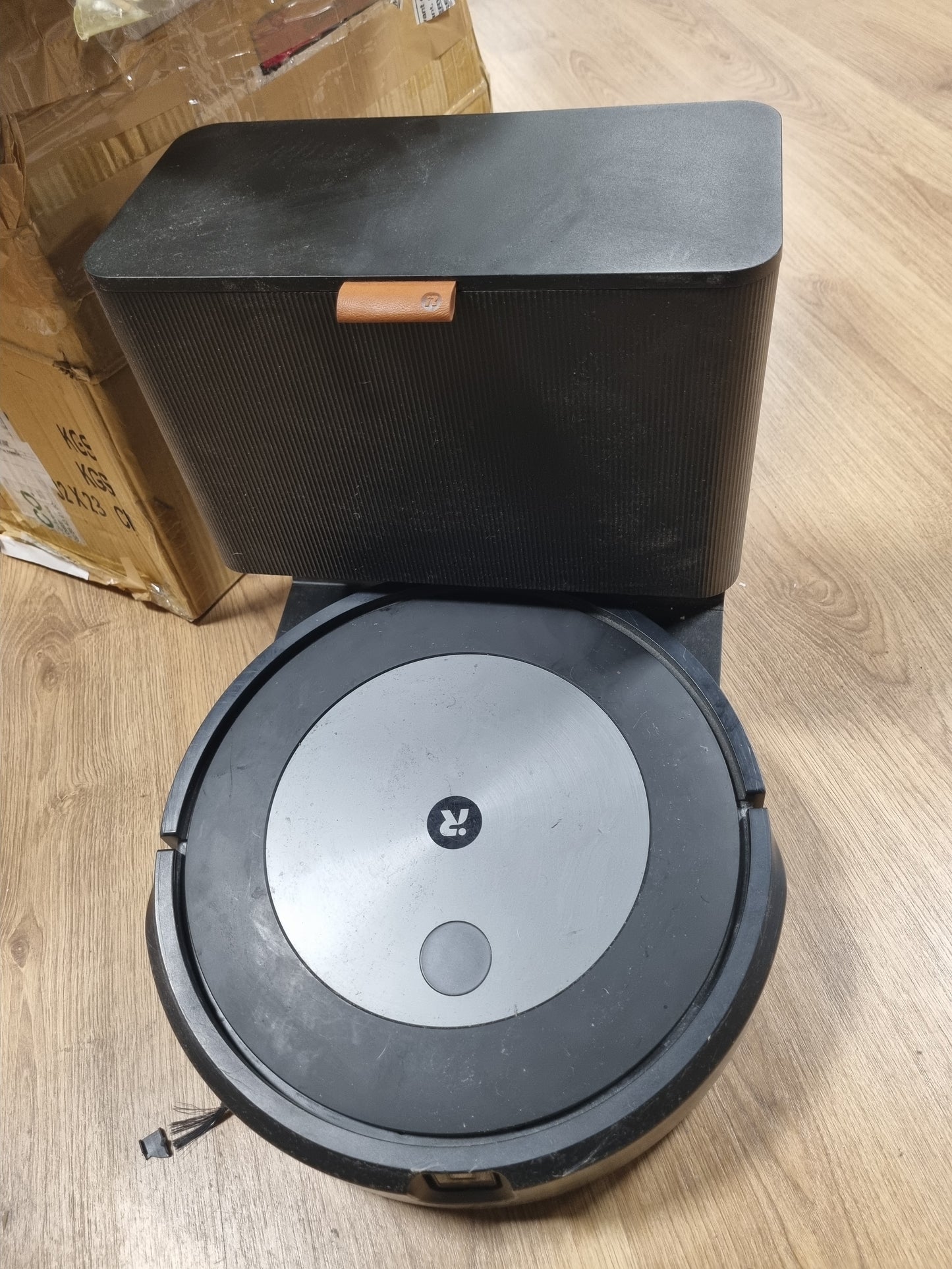 116229 - iROBOT Roomba J7+ në ngjyrë Grafit, Robot Pastrues me Wi-Fi, Zbrazje Automatike dhe Zbulim Pengesash, me 2 Furça Gome për Shumëllojshmëri Sipërfaqesh, e Programueshme përmes Aplikacionit dhe Asistentit Zanor
