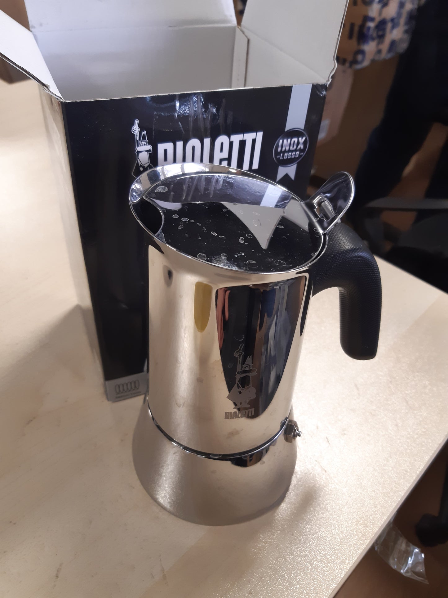 199774 - BIALETTI - Venus Induction i ri, Makinë për Espresso prej Çeliku Inox, Kapaciteti 235 ml, për 6 Gota Kafe, e Përshtatshme për Të Gjitha Sipërfaqet e Sobës, Ngjyra Argjendi