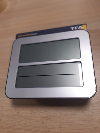 255633 - TFA DOSTMANN Orë muri me radio Timeline Max, 60.4512.54, dixhitale, 25.8 x 3 x 21.2 cm, argjendi, me funksion alarmi