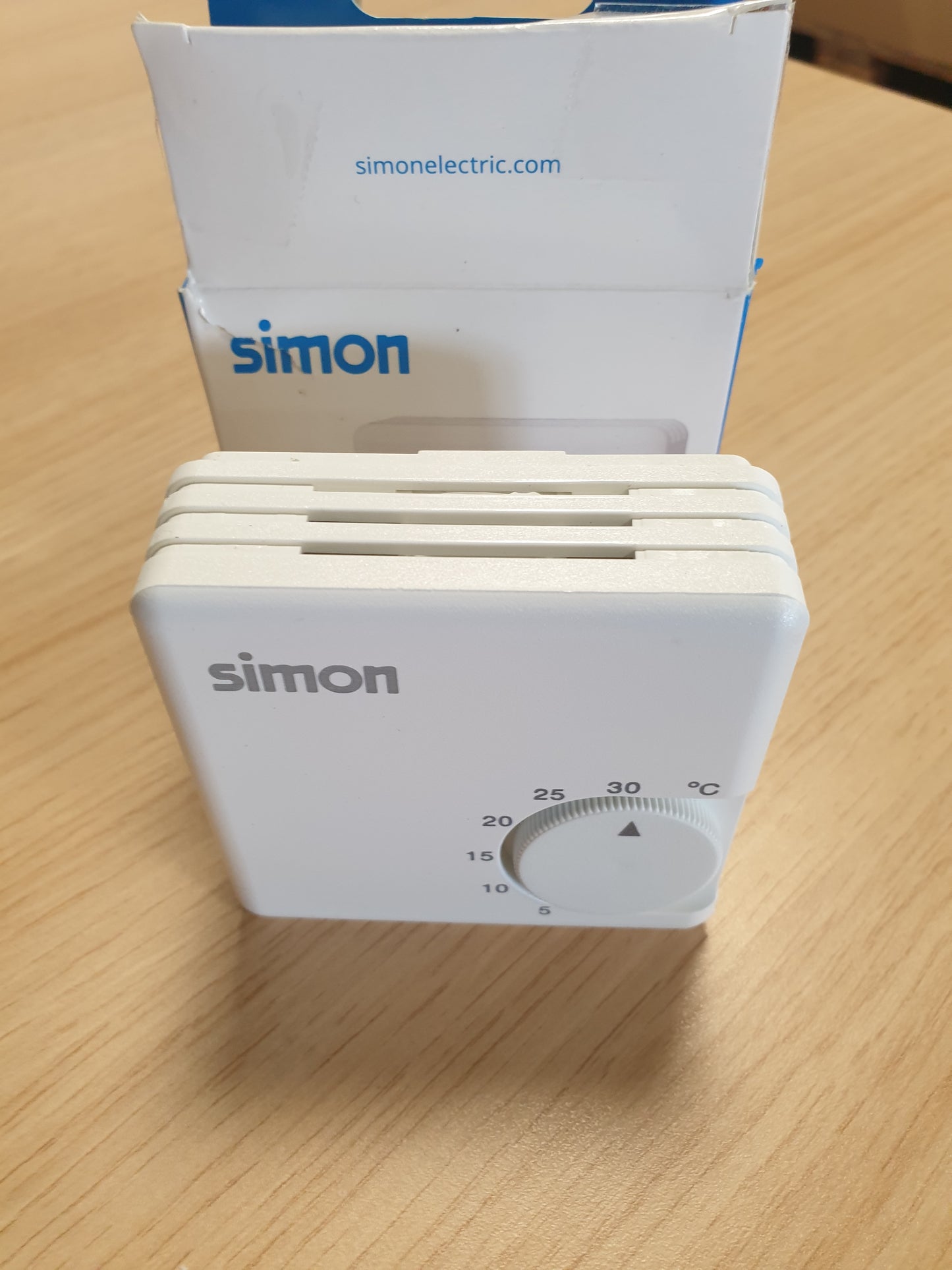 257492 - SIMON Termostat mekanik për ngrohje, kontroll temperature 5 °C–30 °C, montim në sipërfaqe me 2 tela, 10 A, 250 V, termostat analog muri, i bardhë