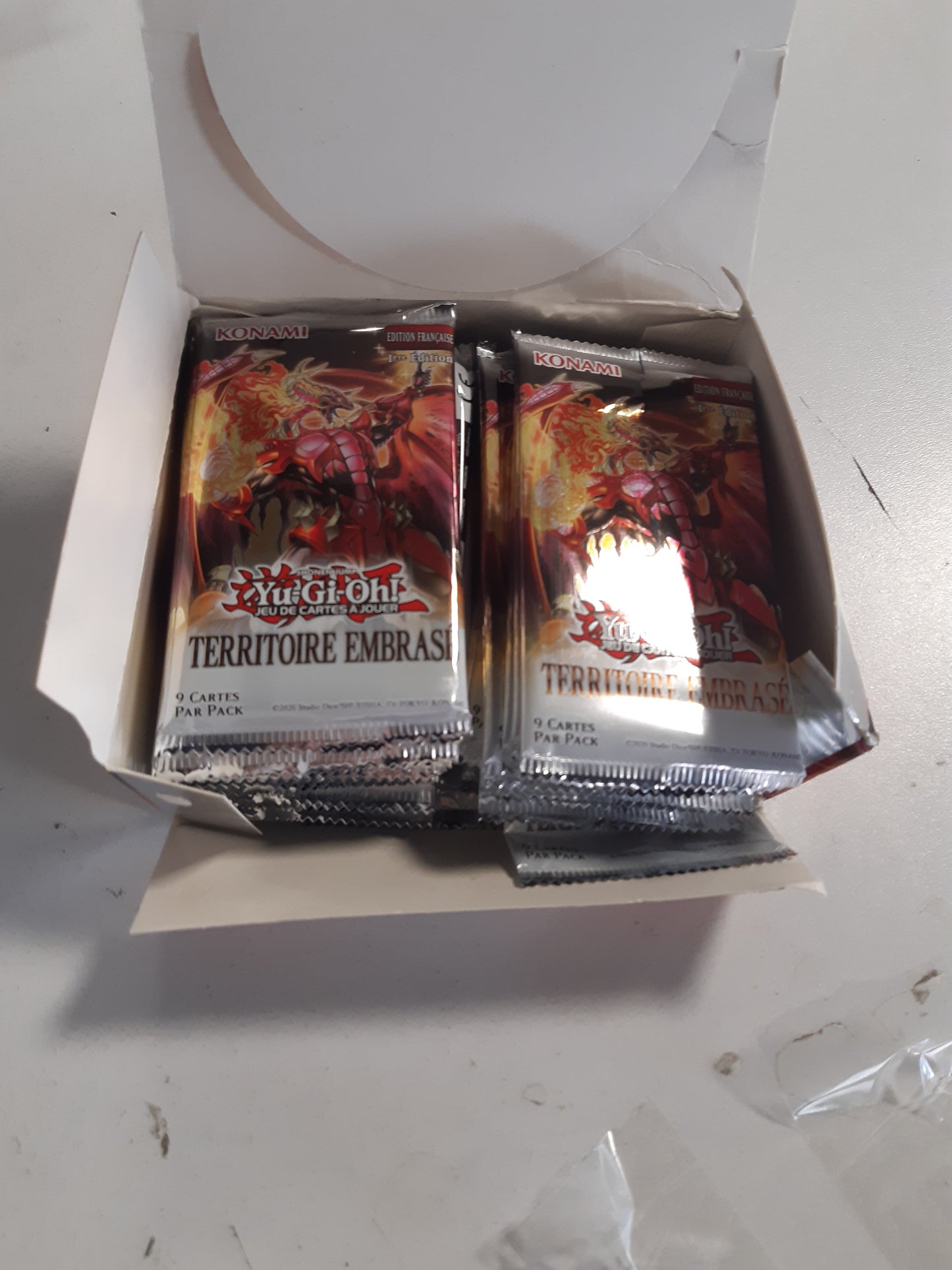 267745 - Yu-Gi-Oh! Kutia me 24 pako përforcuese Burning Territory, 216 letra, Mosha 6+, Edicioni Francez