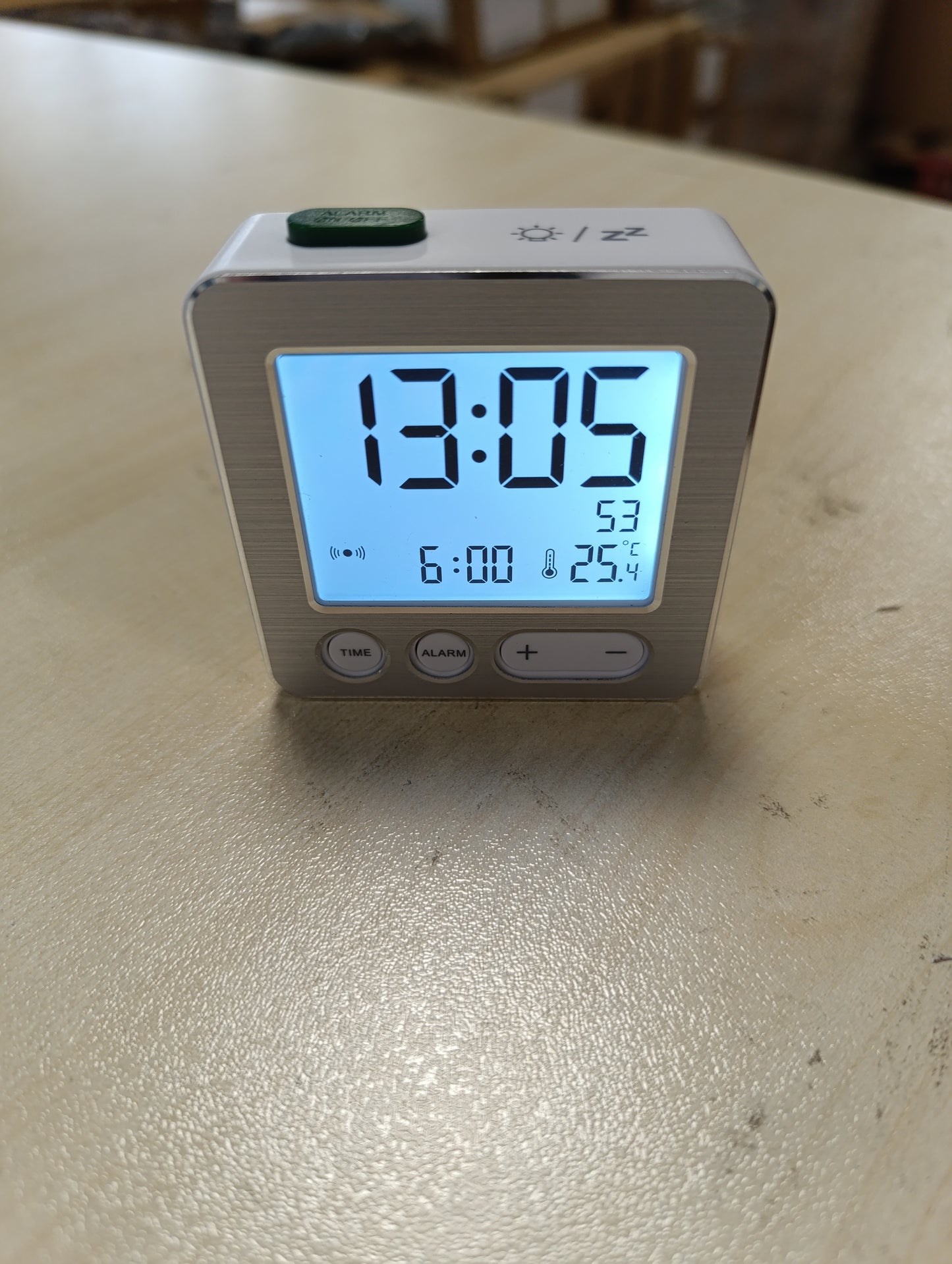 224314 - TFA DOSTMANN 60.2545.54 - Orë alarmi me radio dixhitale, plastikë, e bardhë/argjendtë, Gjatësi 66 x Gjerësi 22 x Lartësi 68 mm