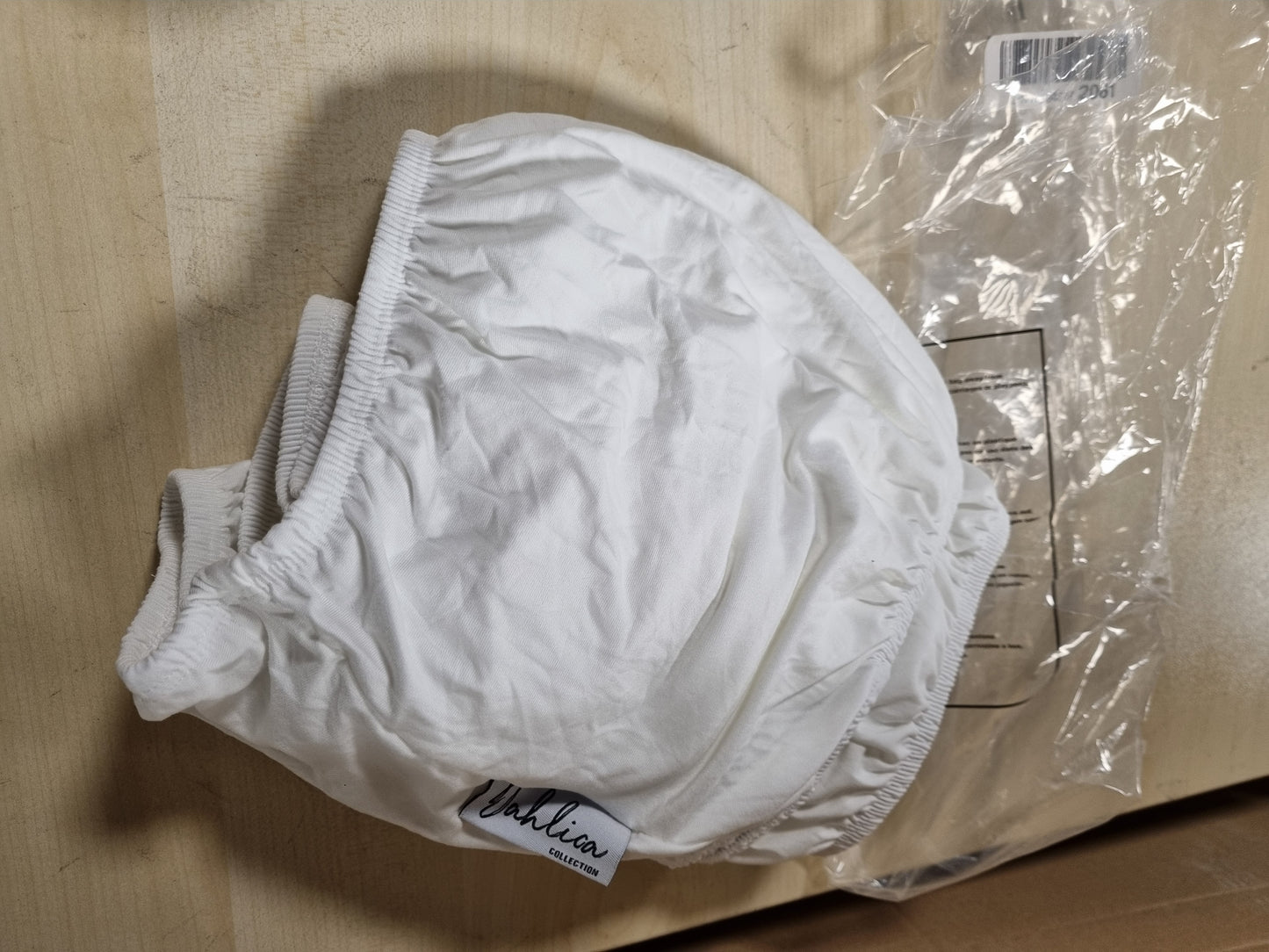 228969 - Skaj shtrati 140x190 i Bardhë – Material i butë dhe elastik