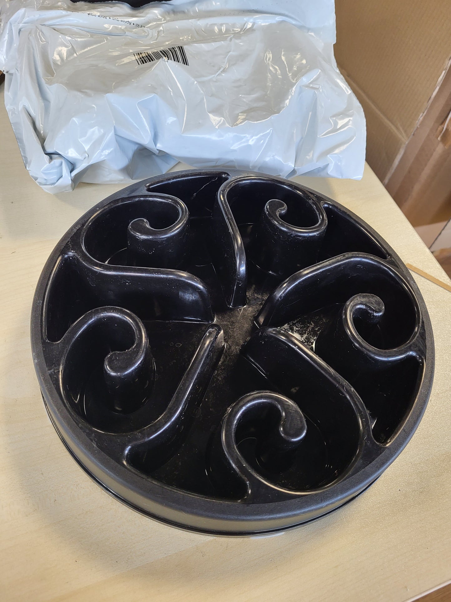 247556 - Tas Lionto Anti-Gëlltitje për Qen dhe Mace, Ø 30 cm, Lartësi 7 cm, Kapacitet deri në 1500 g, Plastikë e Klasit Ushqimor, I Sigurt për Lavastovilje deri në 100°C, E Zezë