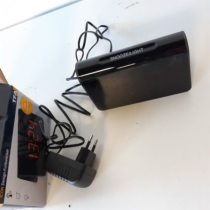 167797 - TFA DOSTMANN ICON Orë Alarmi Dixhitale me Radio, 60.2543.05, me Shtyrje Individuale Kohëzgjatje, 2 Nivele Ndriçimi, Shifra LED Ndritshme të Kuqe, Orë e Kontrolluar me Radio, Ngjyra e Zezë