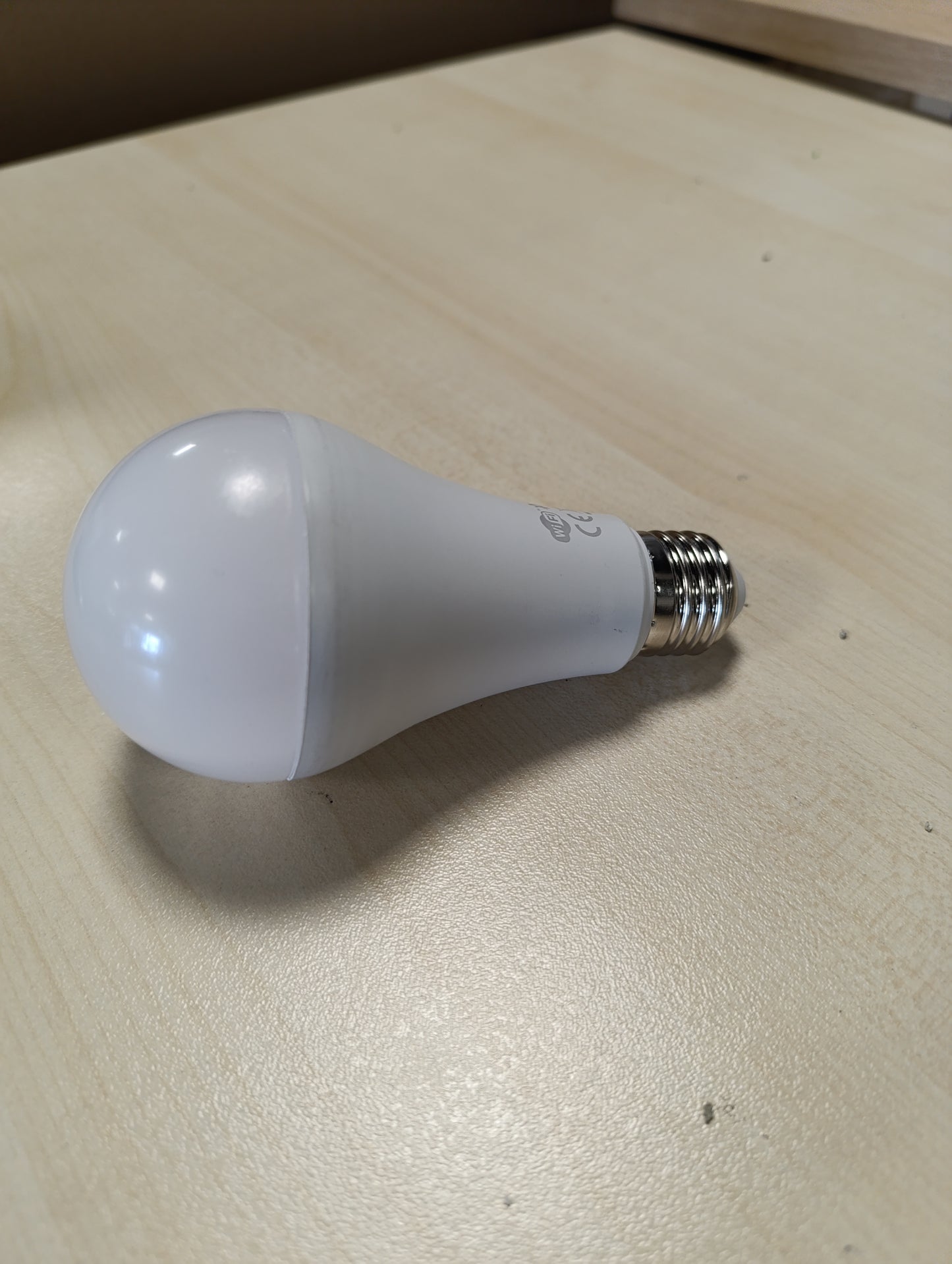 263677 - EMOS GoSmart Llambë LED RGB A65 - E27 - 1400lm - 14W - Efikasitet në energji - 20,000 Orë - WiFi - Pajtueshme me Google Home dhe Alexa