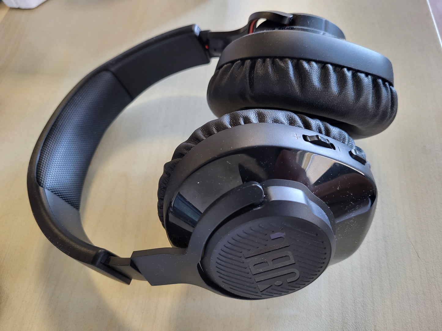 267717 - JBL QUANTUM 350, Kufje për Lojëra Over-Ear, Pa tel 2.4 GHz, Lidhje USB-C, Mikrofon i shkëputshëm, Tingull QuantumSurround, Ngjyra: e zeza