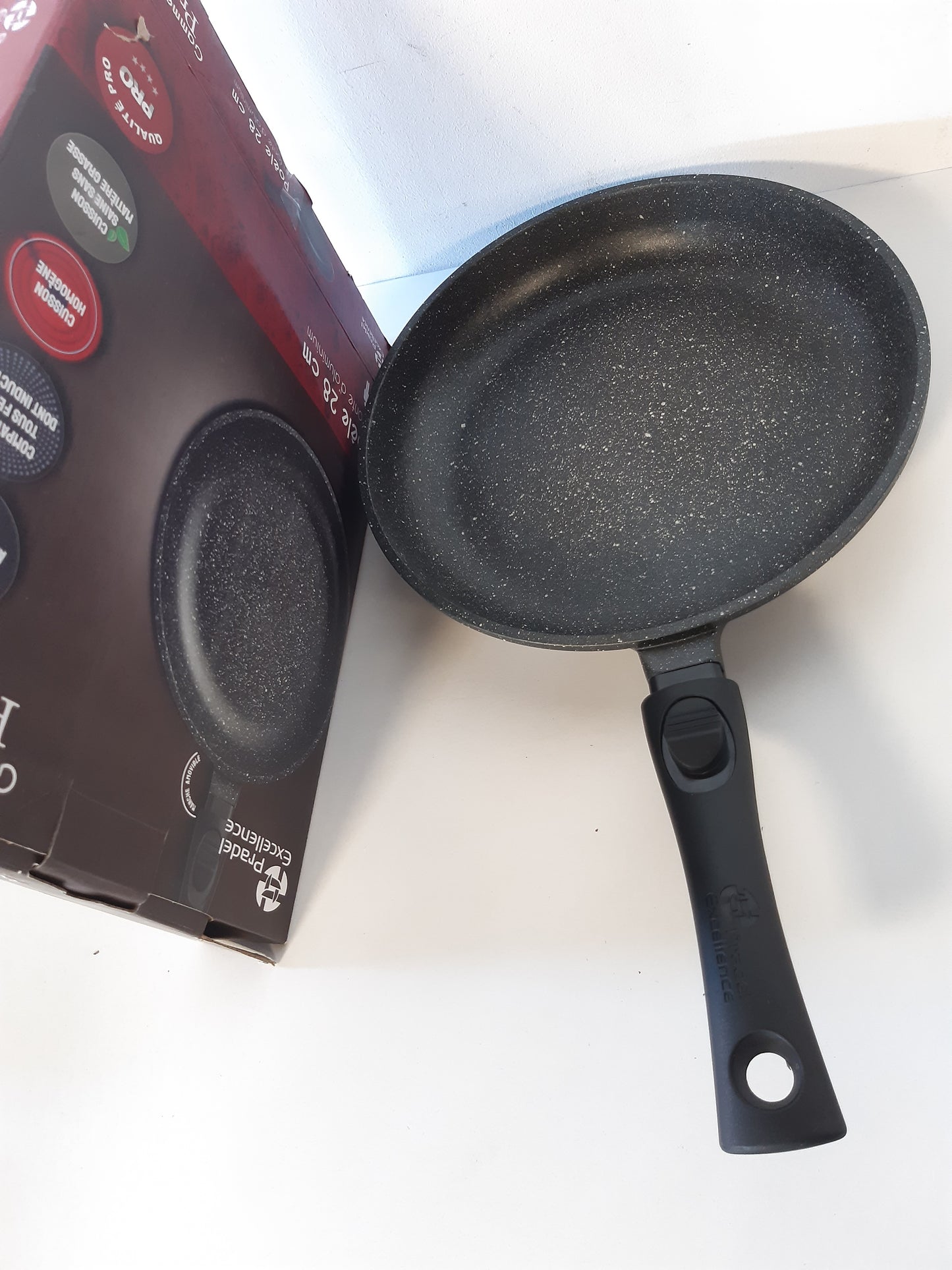 239777 - Pradel Excellence PCUI001003 Tigan alumini i derdhur premium Ø28cm, veshje jo-ngjitëse me efekt guri, dorezë e lëvizshme, i përshtatshëm për të gjitha sobat, i zi
