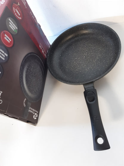 239777 - Pradel Excellence PCUI001003 Tigan alumini i derdhur premium Ø28cm, veshje jo-ngjitëse me efekt guri, dorezë e lëvizshme, i përshtatshëm për të gjitha sobat, i zi