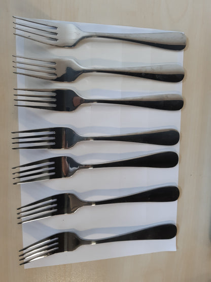 176337 - AMAZON BASICS Pirunë Tavoline, me Skaje të Rrumbullakosura, Çelik Inox, Pako me 12 Copë, Argjend, Madhësi 5.3 inç