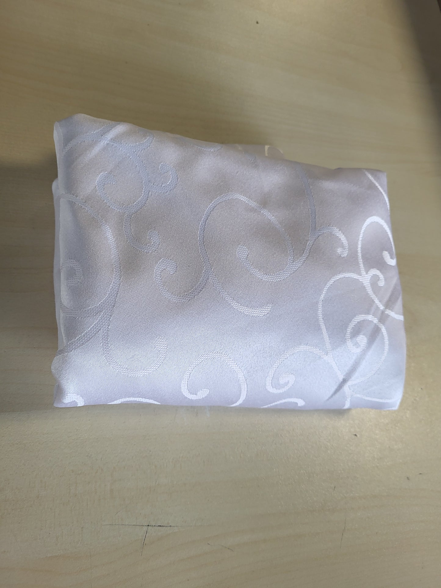 197764 - MBULESË TAVOLINE DAMASK e RRUMBULLAKËT 160cm, Stil Roman, Resistente ndaj Ujit dhe Njollave, Krijesë e Bardhë, Lavohet në Lavatriçe, për Evente, Restorante, Bare, Kafene, Dasmat dhe Festa