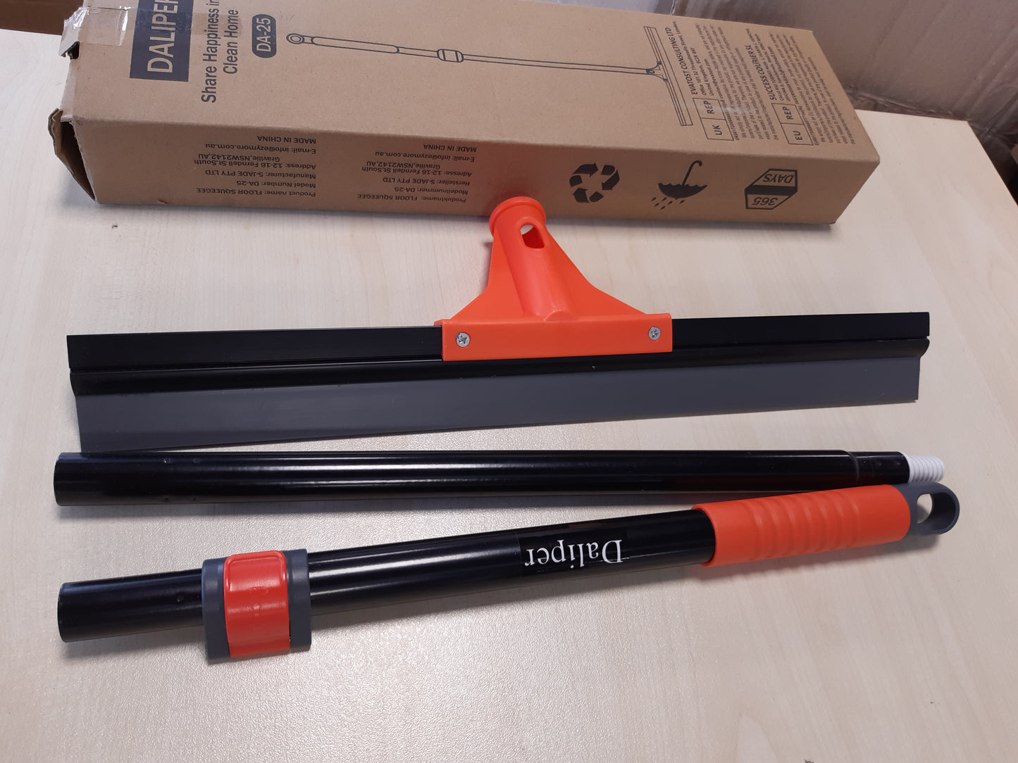 256851 - DALIPER Fshesë dyshemeje prej silikoni 44.5CM me dorezë të rregullueshme 148CM