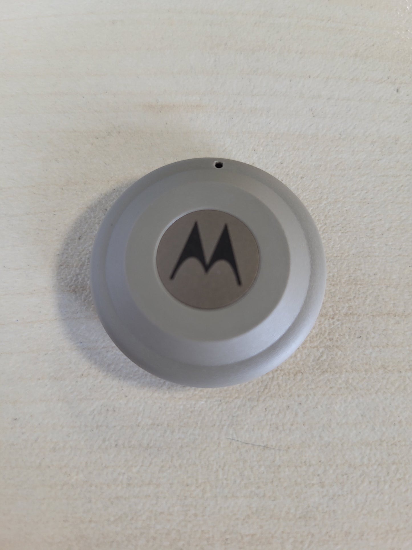 268172 - MOTOROLA – Moto Tag – Gjurmues i Mençur, 1 Pako (i pajtueshëm me Android dhe iOS, Bluetooth 6.0, IP67, Pantone Laurel Oak)