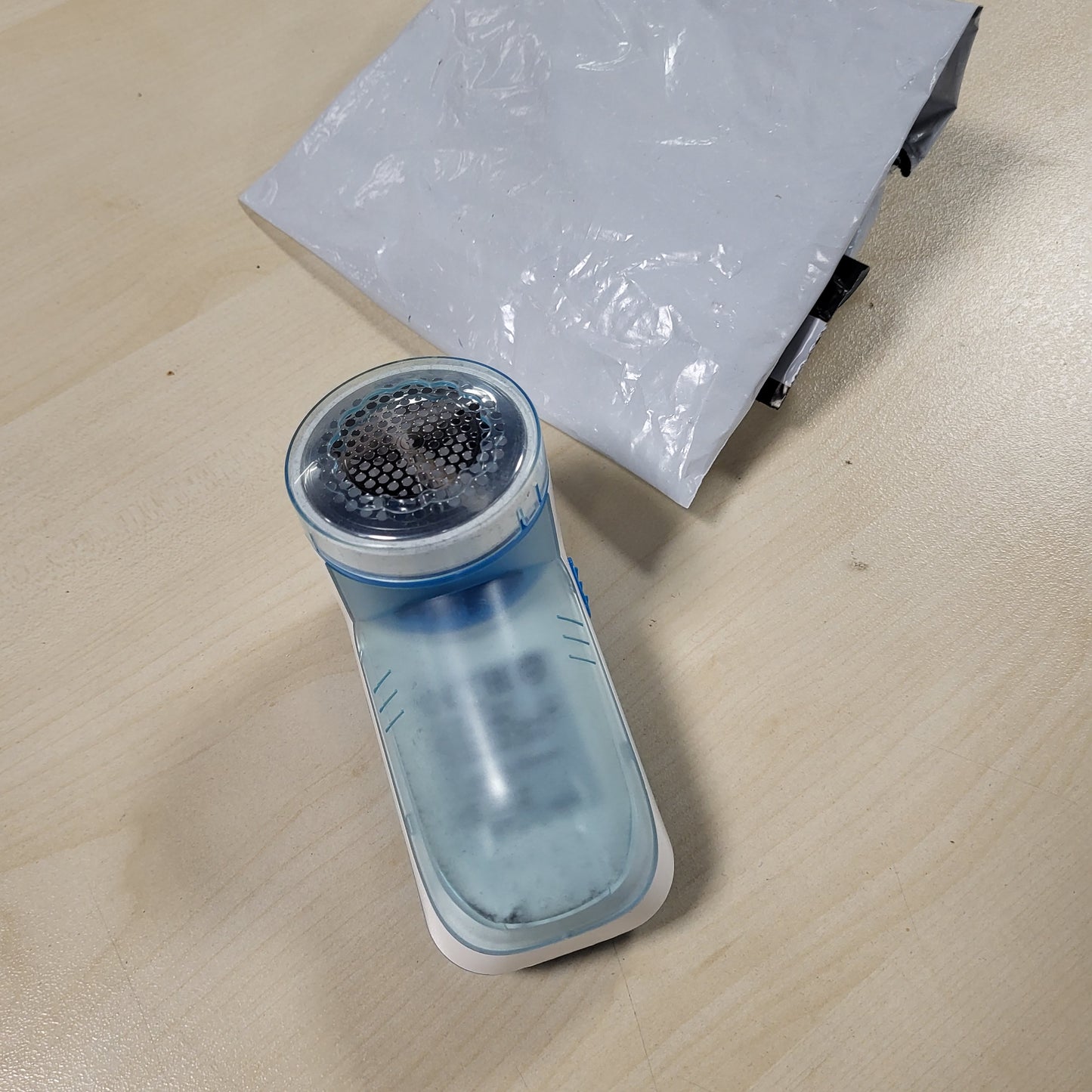 263494 - PHILIPS Heqës pushi, 8800 RPM, 3 tehe, për të gjitha pëlhurat, Kosh me pastrim të lehtë, 2 bateri AA, Dizajn kompakt, Blu/E bardhë (GC026/00)