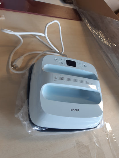 255033 - CRICUT Pllakë e Ngrohtë EasyPress 3, 22.86 x 22.86 x 10.16 cm, nxehet deri në 205 °C, presë nxehtësie me Bluetooth, 2009144